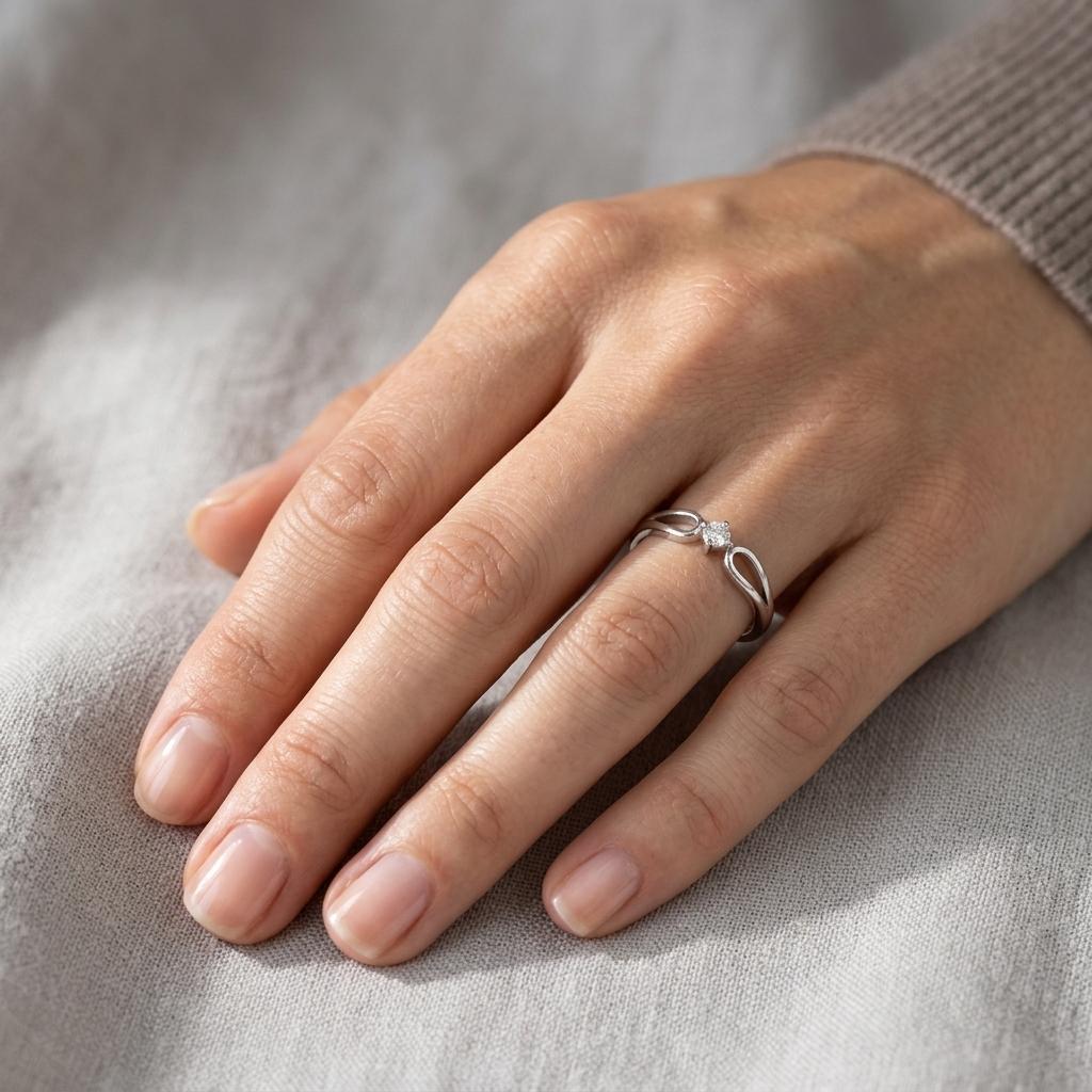 Diamantový prsten 136, diamant, bílé zlato na ruce — Zlatnictví Vaněk Kolín