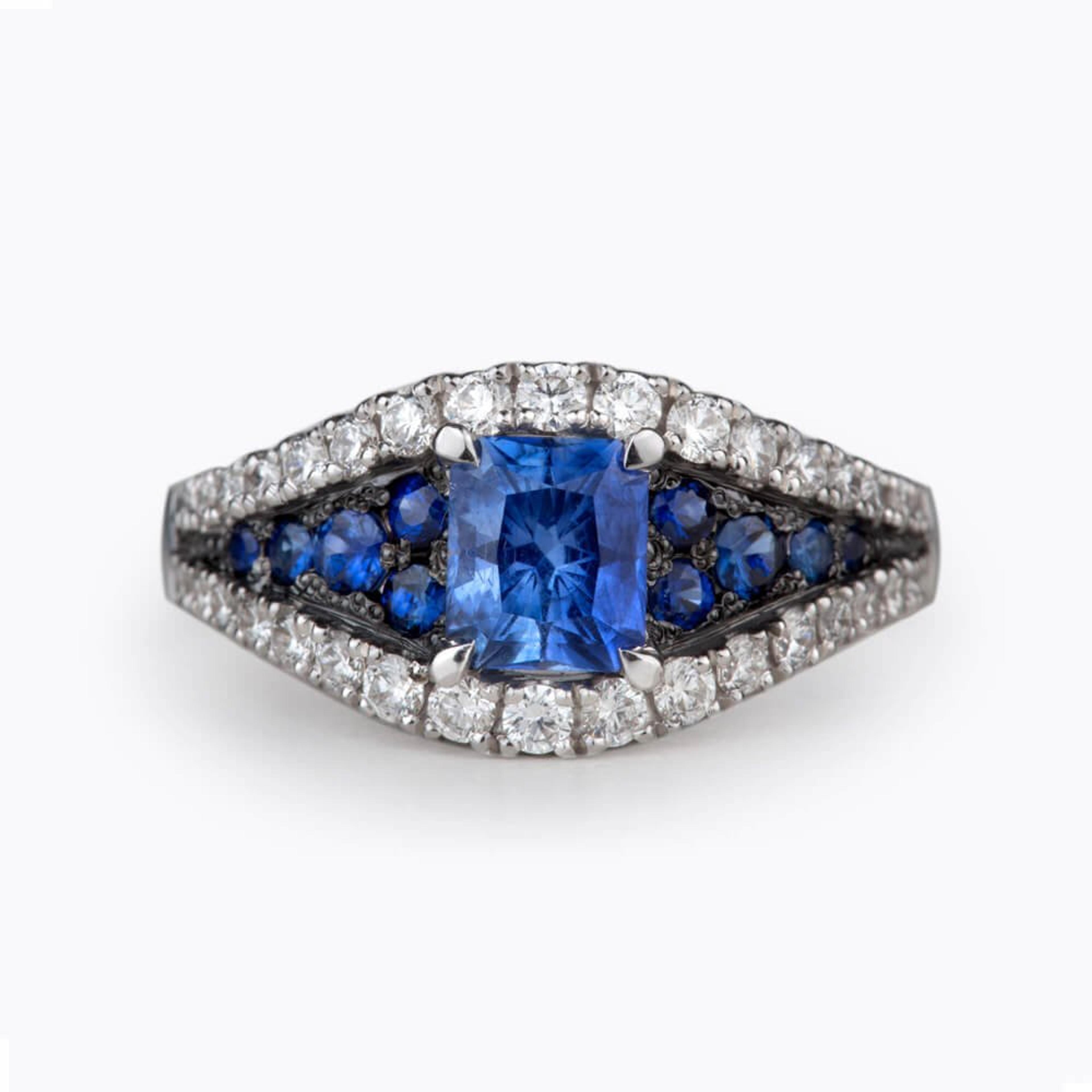 Prsten se safírem a diamanty 06, diamant, bílé zlato — Zlatnictví Vaněk Kolín