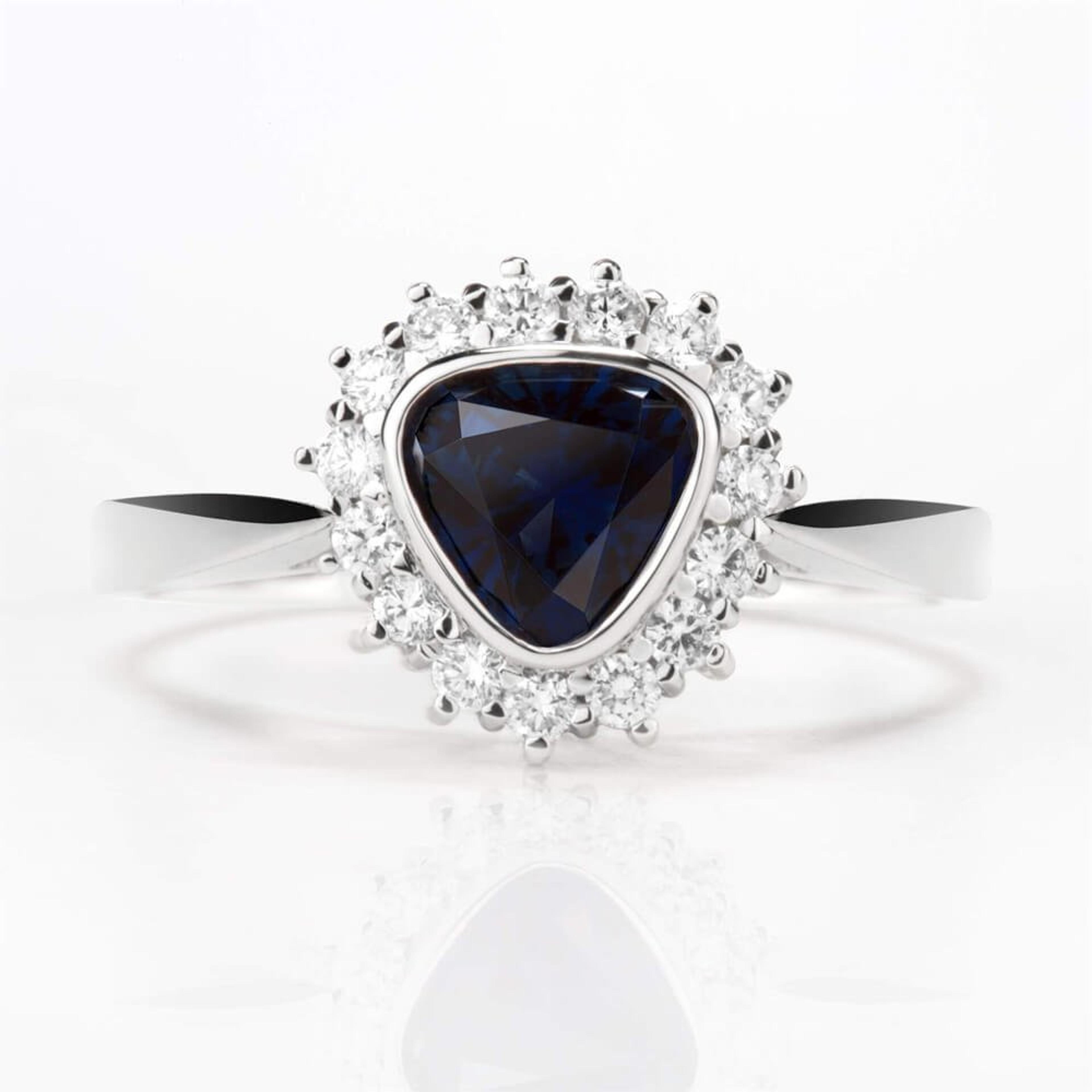 Prsten se safírem a diamanty 05, diamant, bílé zlato — Zlatnictví Vaněk Kolín