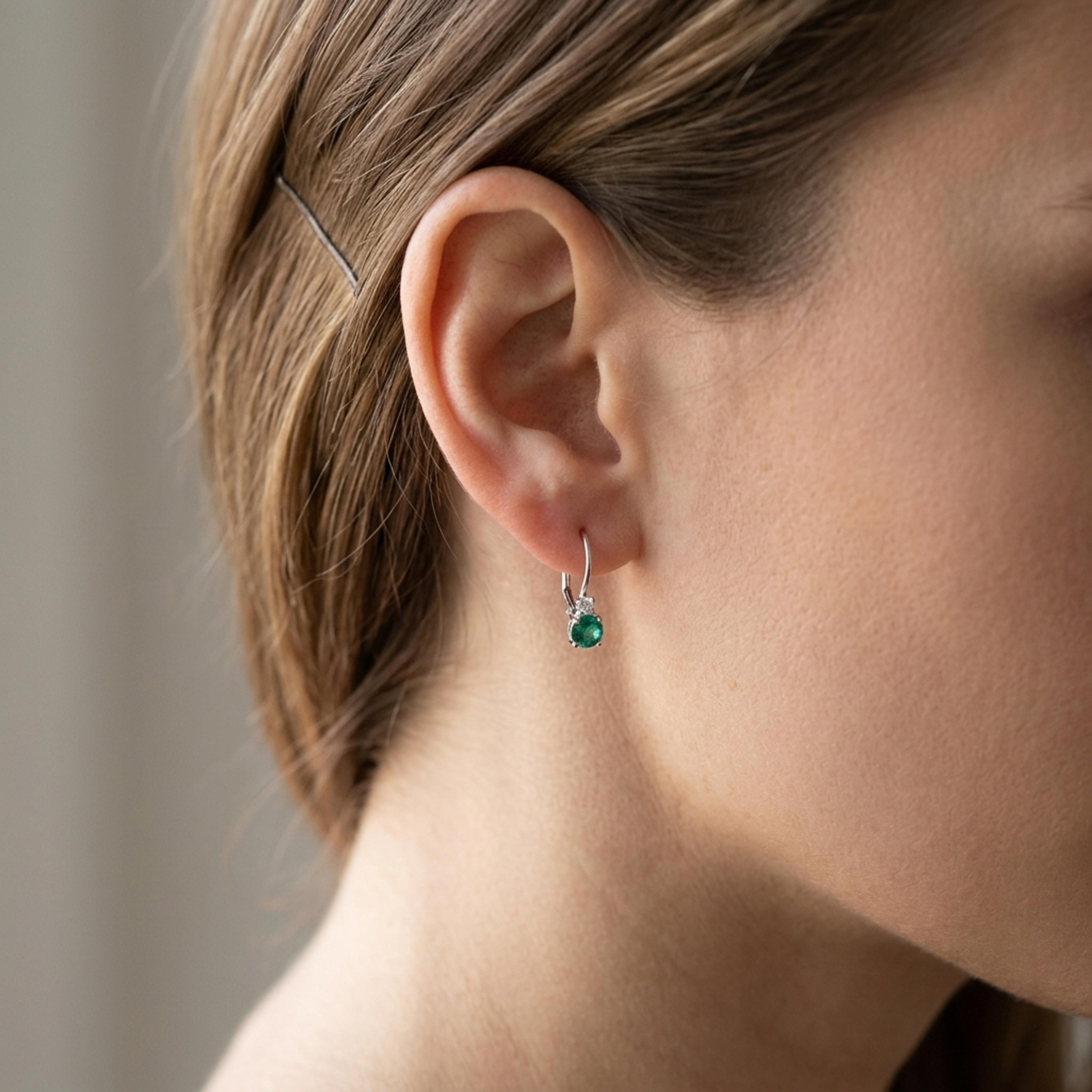 Náušnice se smaragdy a diamanty 07, diamant, bílé zlato na uchu — Zlatnictví Vaněk Kolín