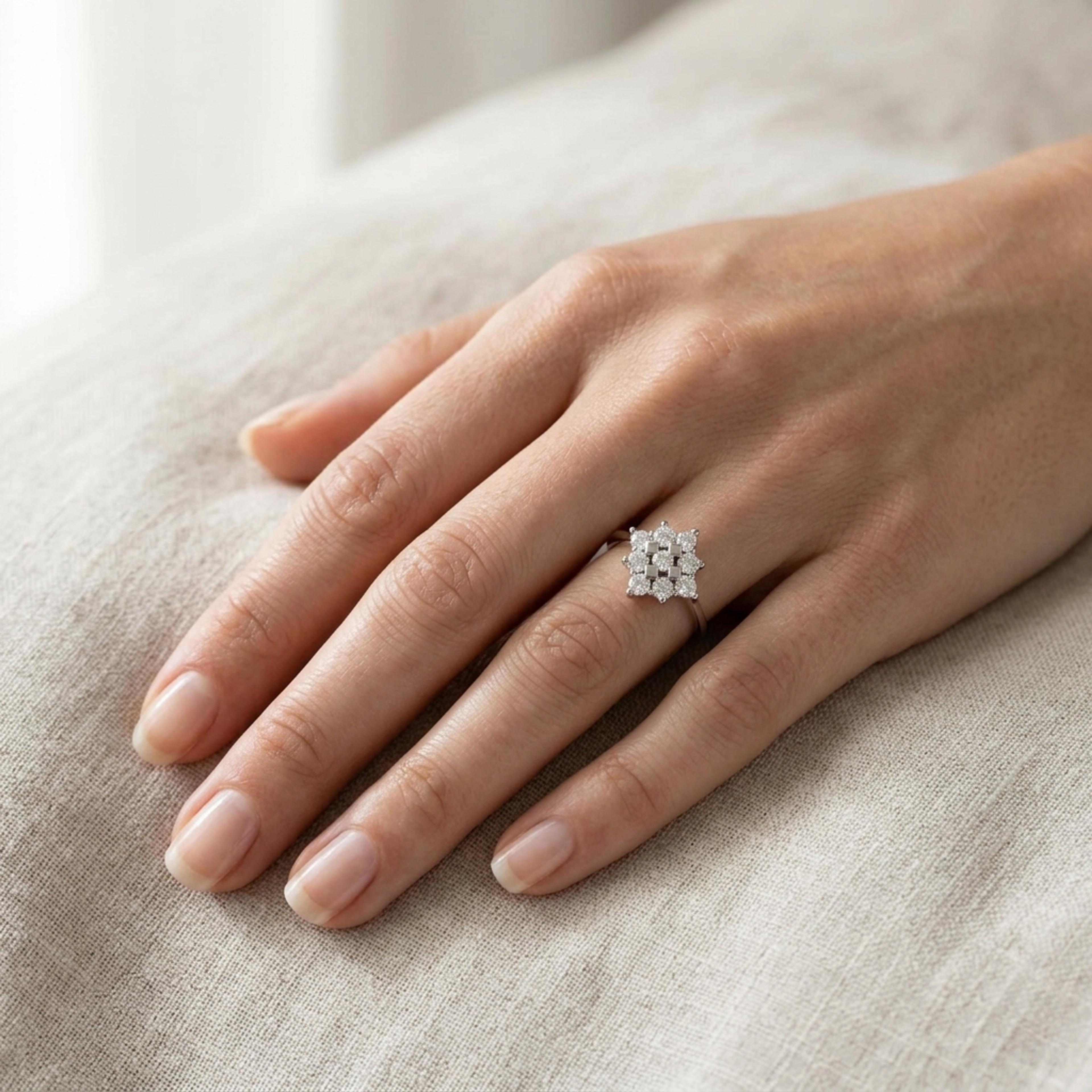 Diamantový prsten 19, diamant, bílé zlato na ruce — Zlatnictví Vaněk Kolín