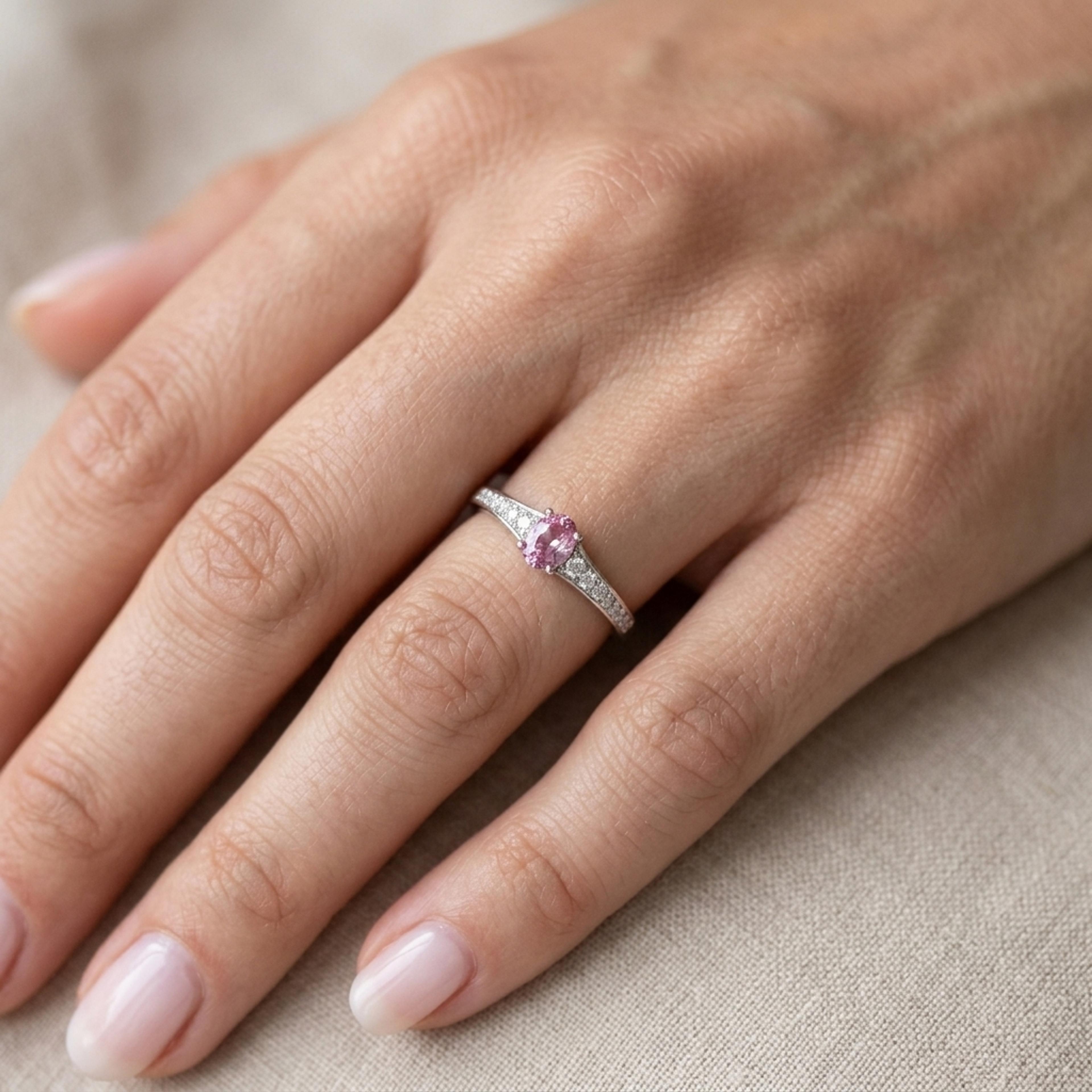 Prsten se safírem a diamanty 33, diamant, bílé zlato na ruce — Zlatnictví Vaněk Kolín