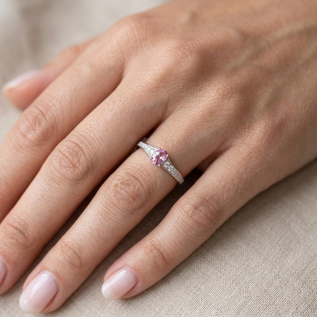 Prsten se safírem a diamanty 33, diamant, bílé zlato na ruce — Zlatnictví Vaněk Kolín