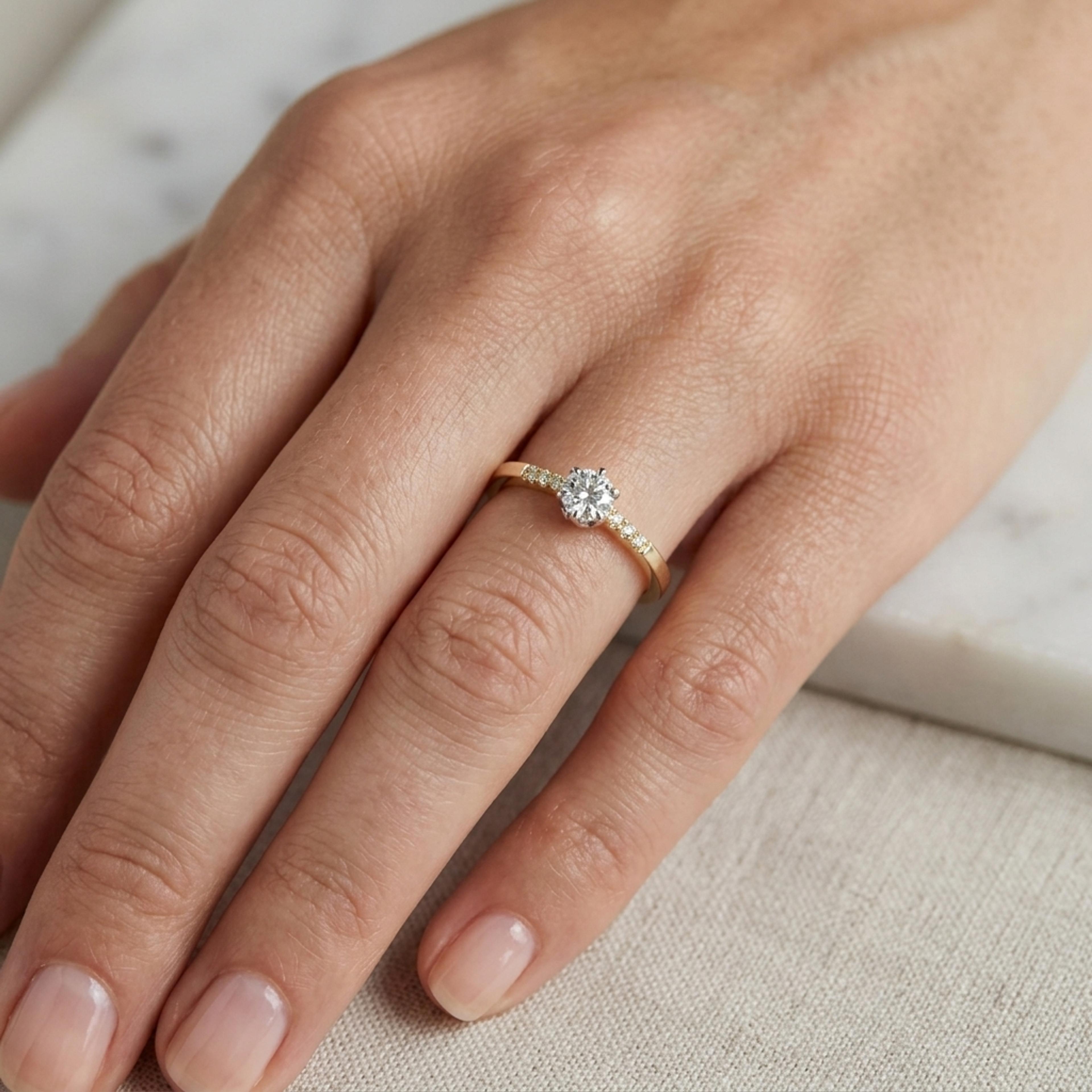 Diamantový prsten 120, diamant, žluté zlato na ruce — Zlatnictví Vaněk Kolín