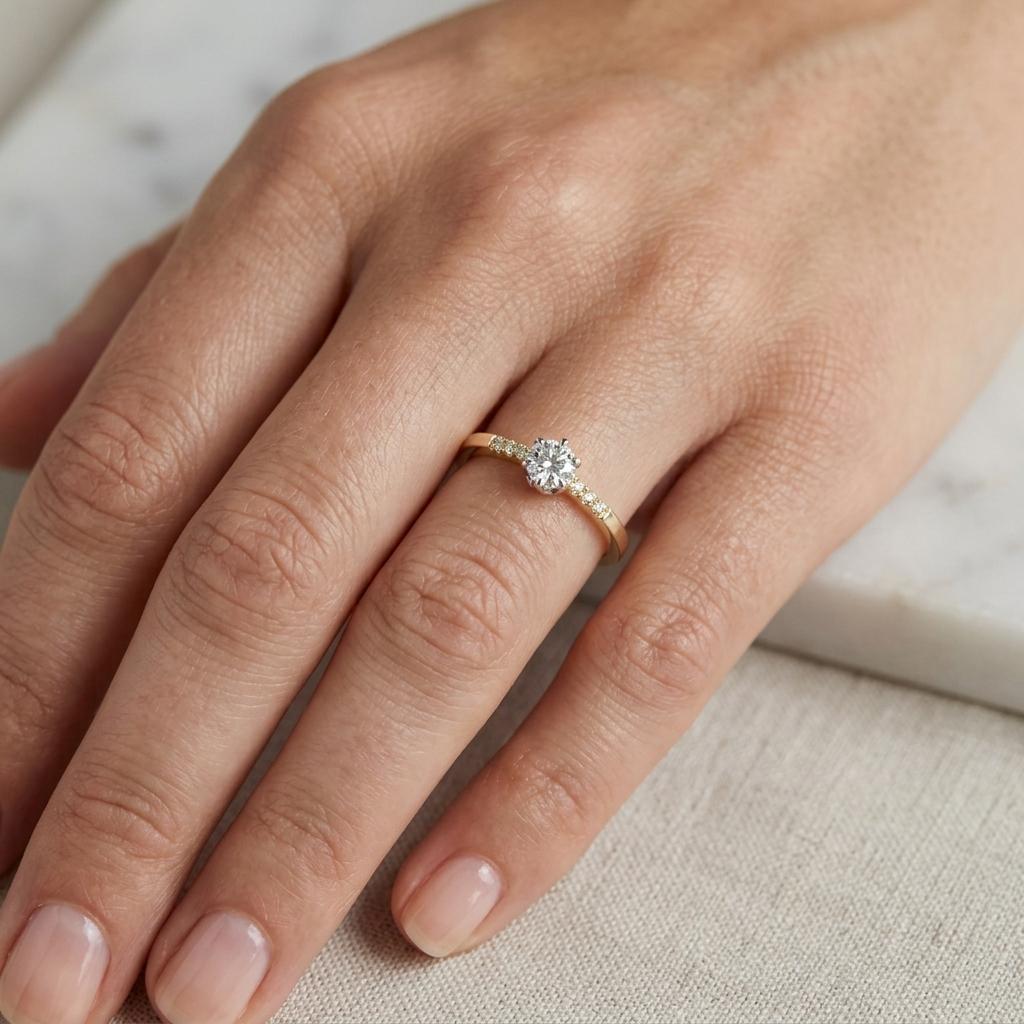 Diamantový prsten 120, diamant, žluté zlato na ruce — Zlatnictví Vaněk Kolín