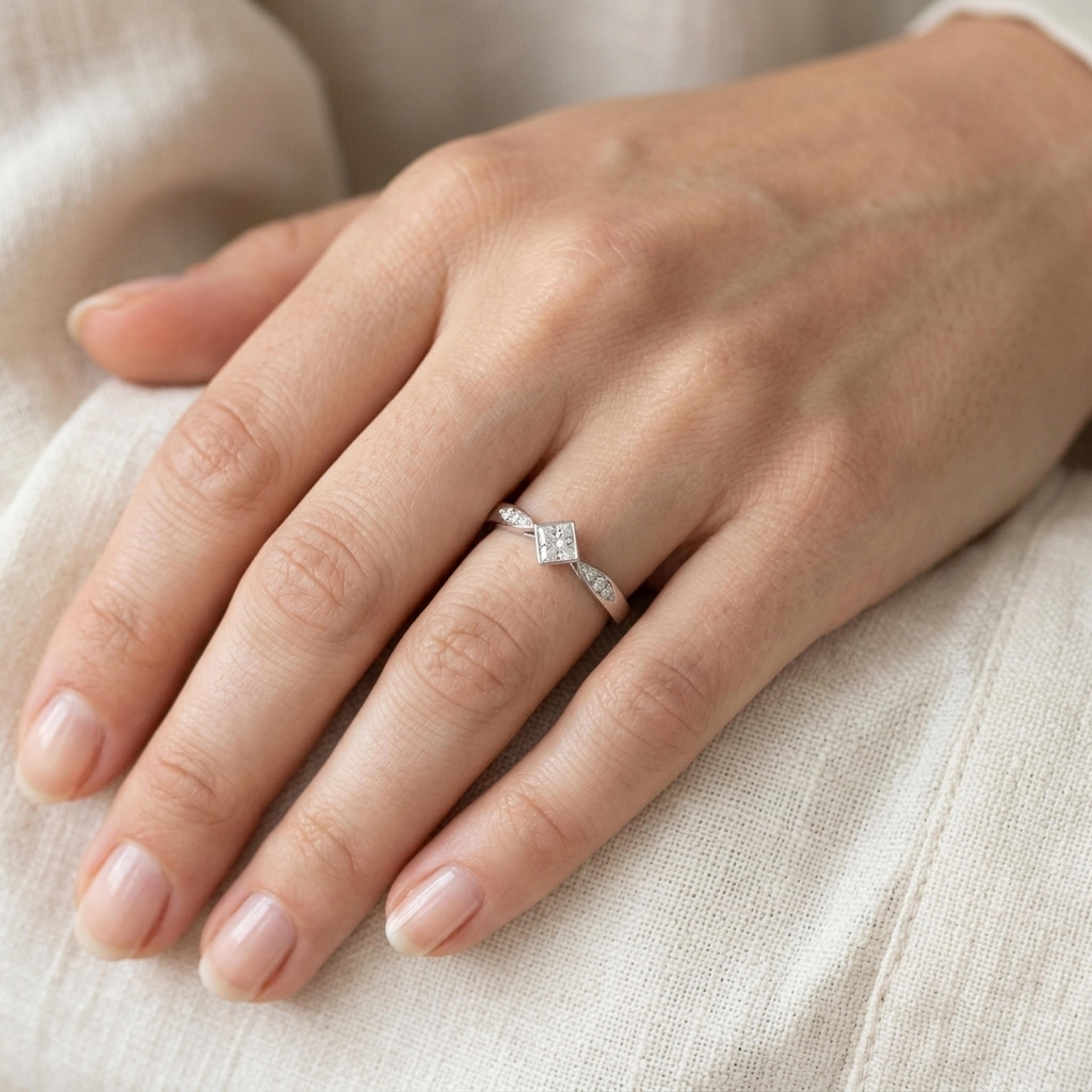 Diamantový prsten 125, diamant, bílé zlato na ruce — Zlatnictví Vaněk Kolín