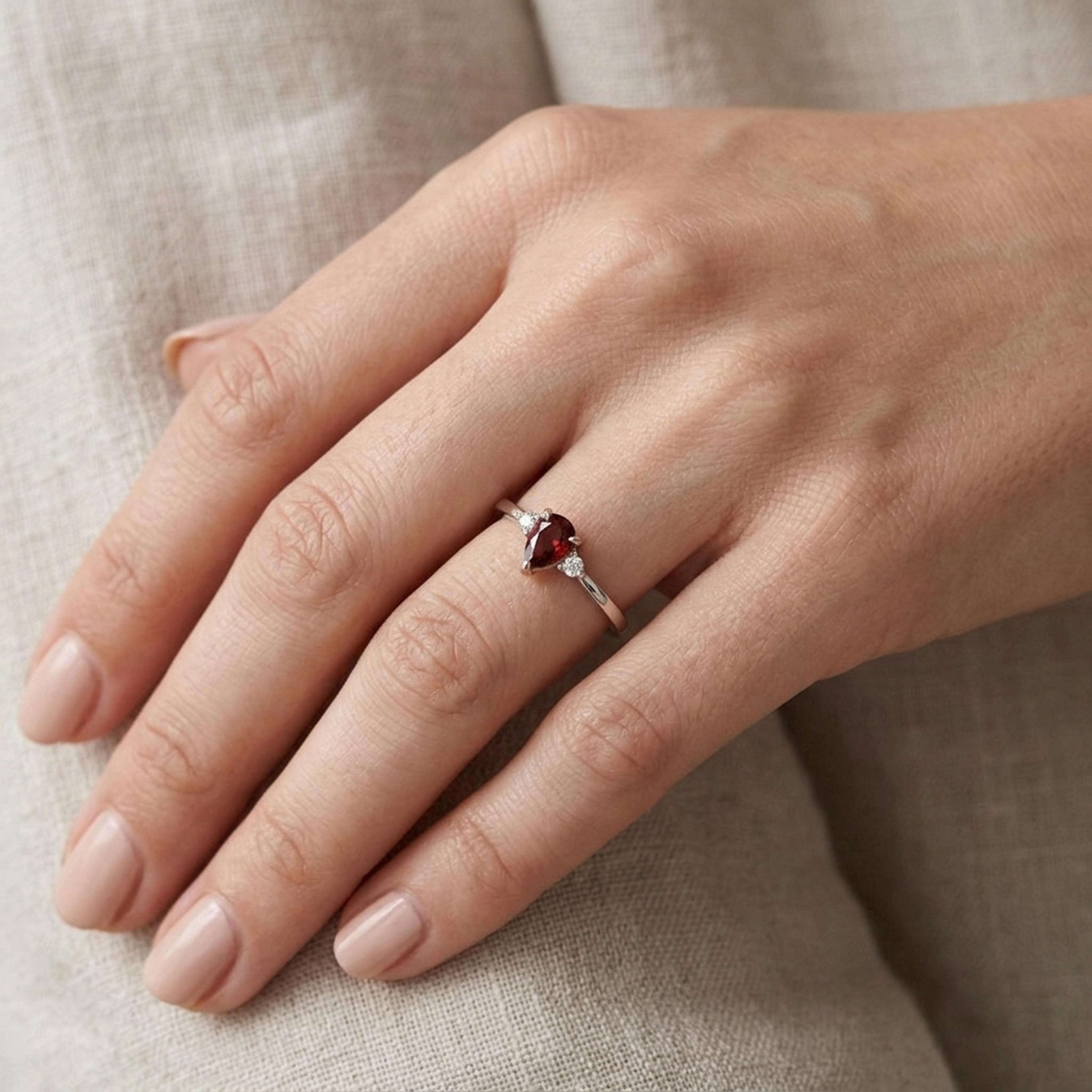 Prsten s rubínem a diamanty 15, diamant, kombinované zlato na ruce — Zlatnictví Vaněk Kolín