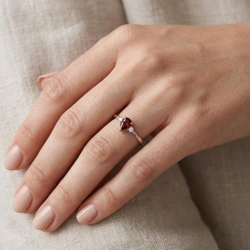 Prsten s rubínem a diamanty 15, diamant, kombinované zlato na ruce — Zlatnictví Vaněk Kolín