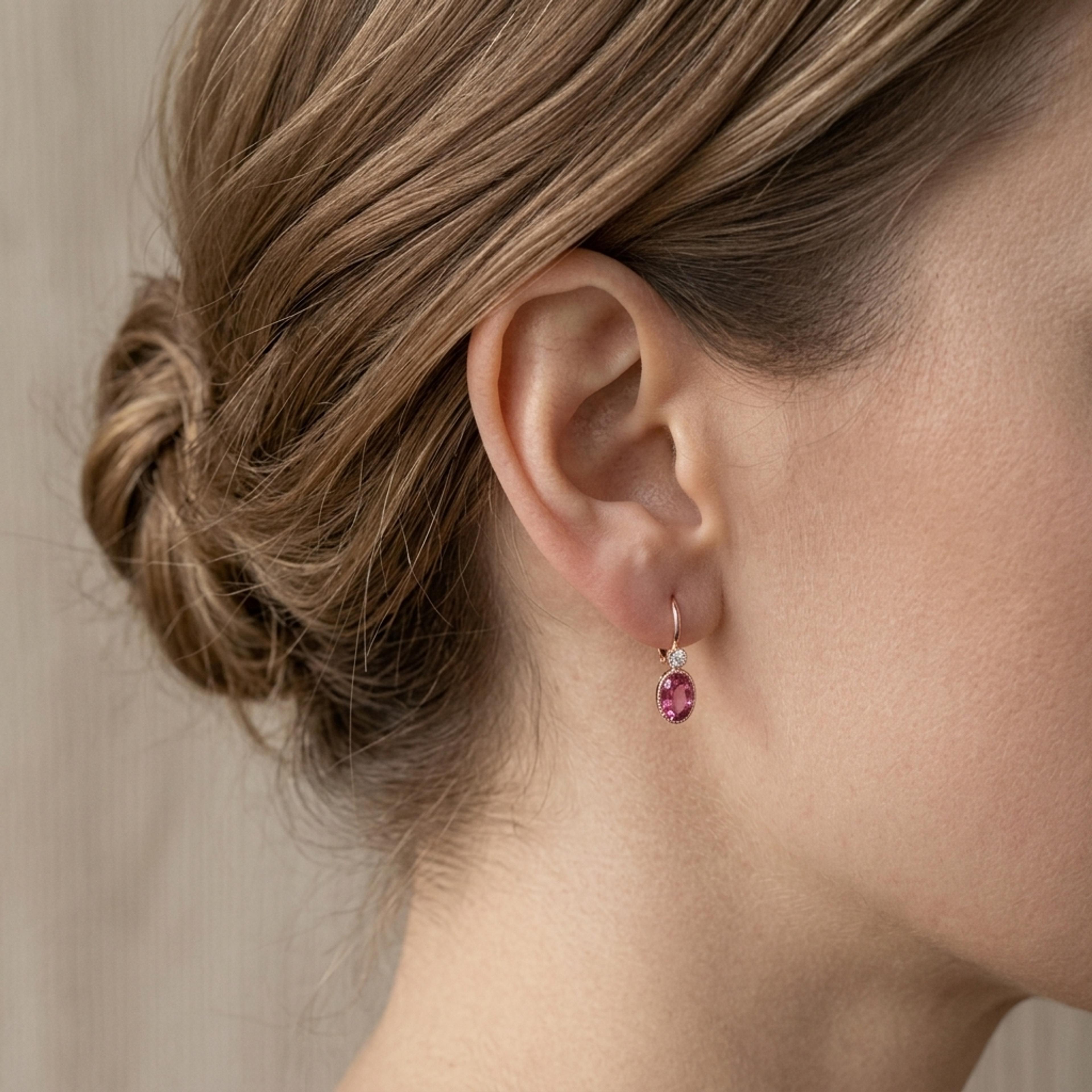 Náušnice s turmalínem a diamanty 07, diamant, růžové zlato na uchu — Zlatnictví Vaněk Kolín