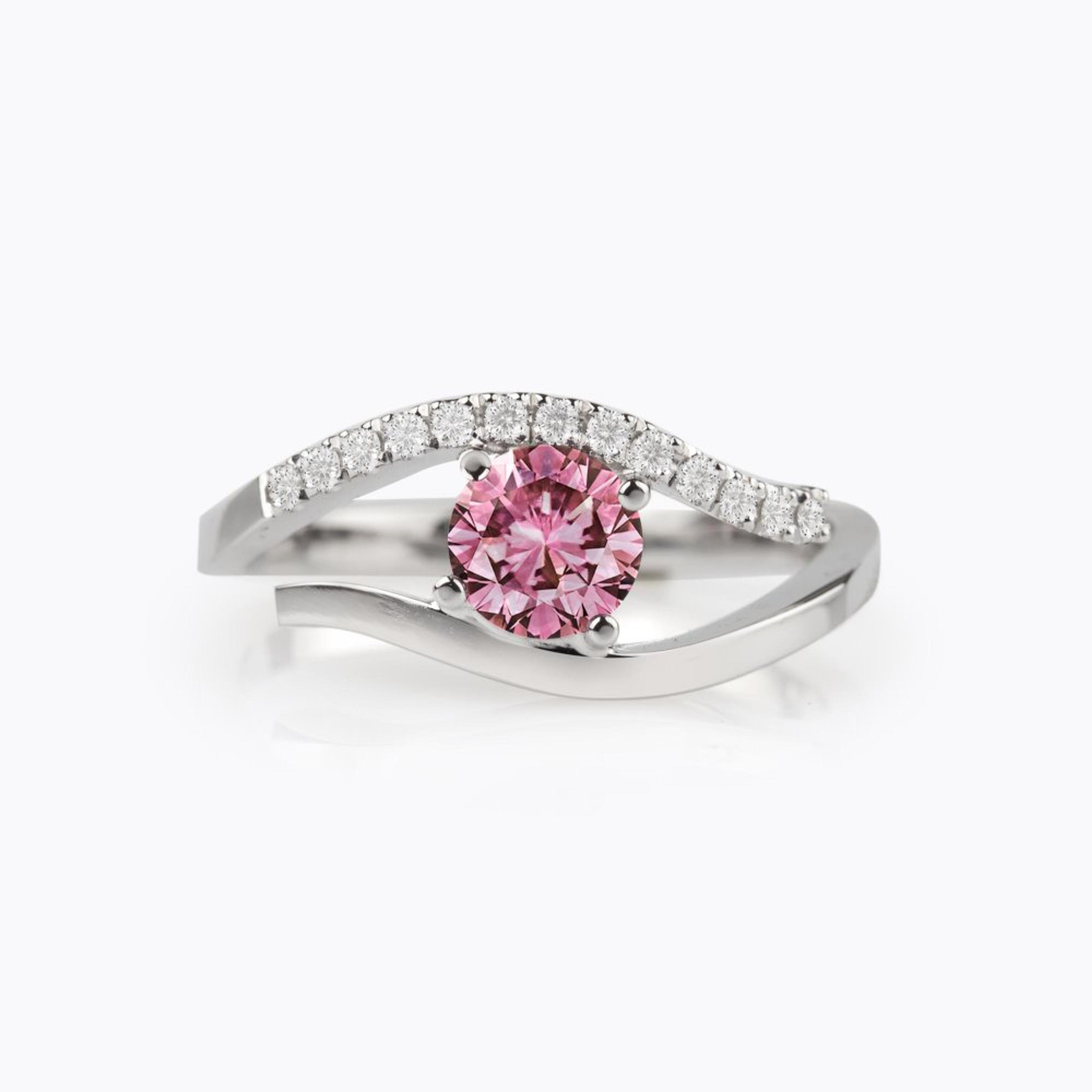 Prsten s granátem a diamanty 04, diamant, bílé zlato — Zlatnictví Vaněk Kolín