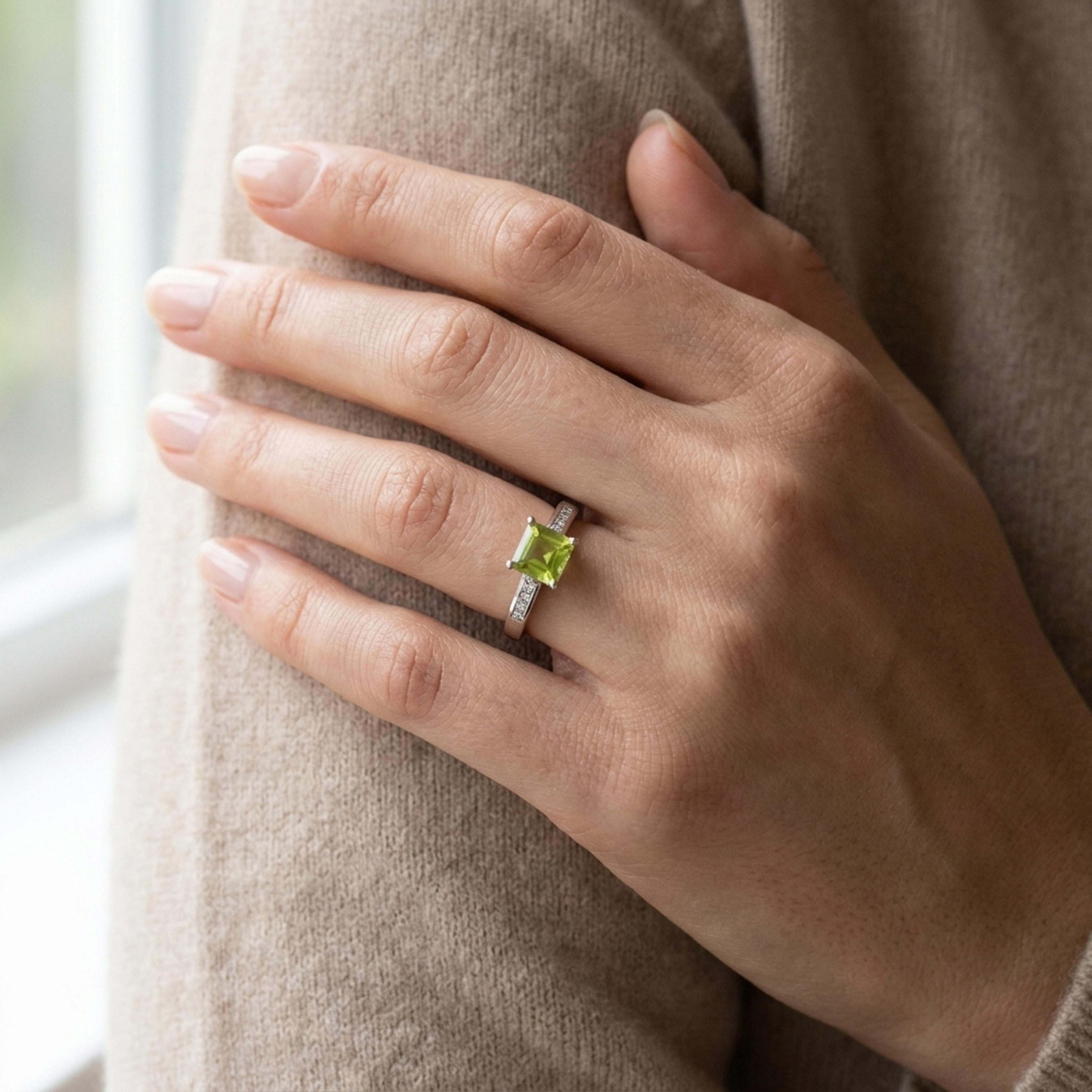 Prsten s olivínem a diamanty 02, diamant, bílé zlato na ruce — Zlatnictví Vaněk Kolín