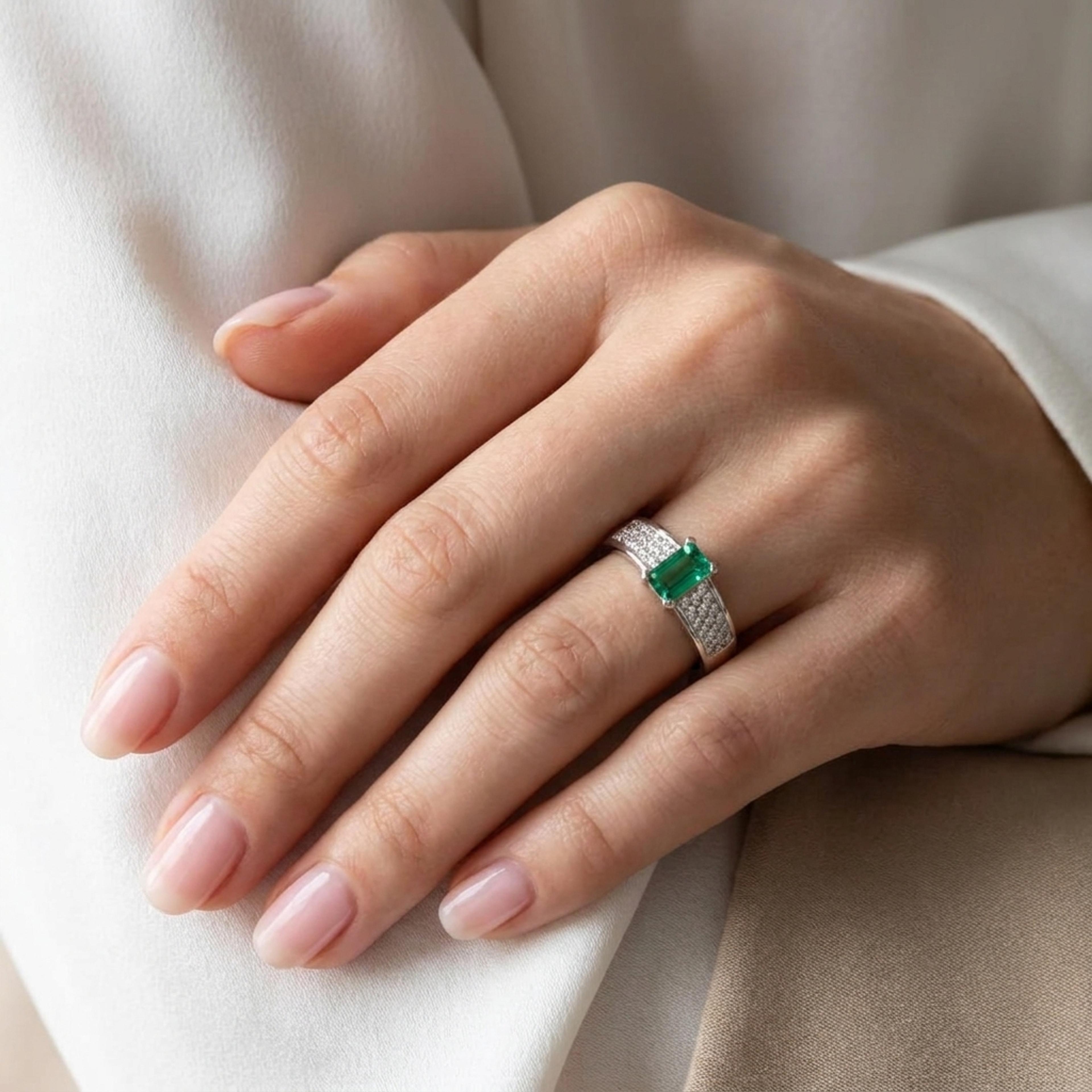 Prsten se smaragdem a diamanty 06, diamant, bílé zlato na ruce — Zlatnictví Vaněk Kolín