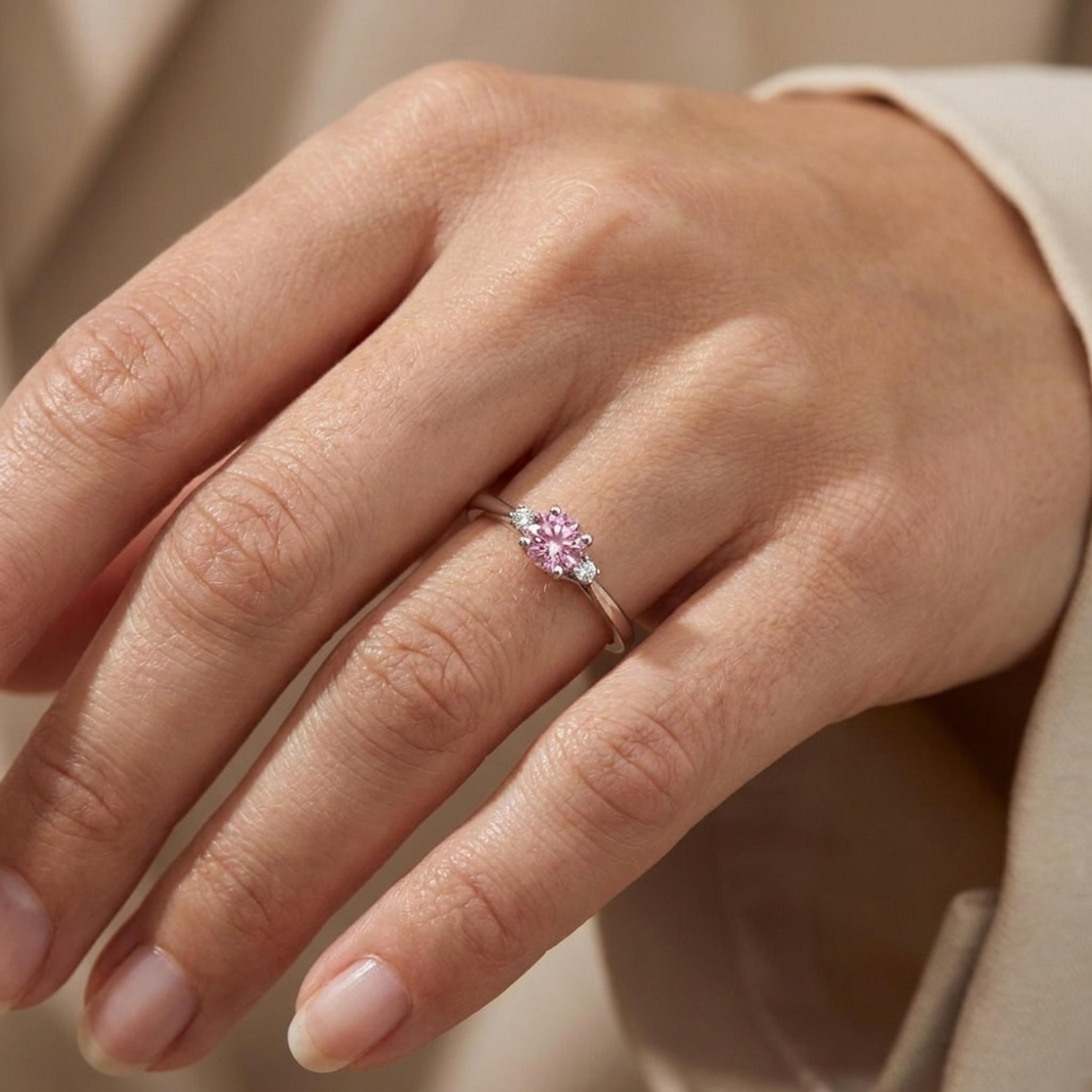 Prsten s turmalínem a diamanty 09, diamant, bílé zlato na ruce — Zlatnictví Vaněk Kolín