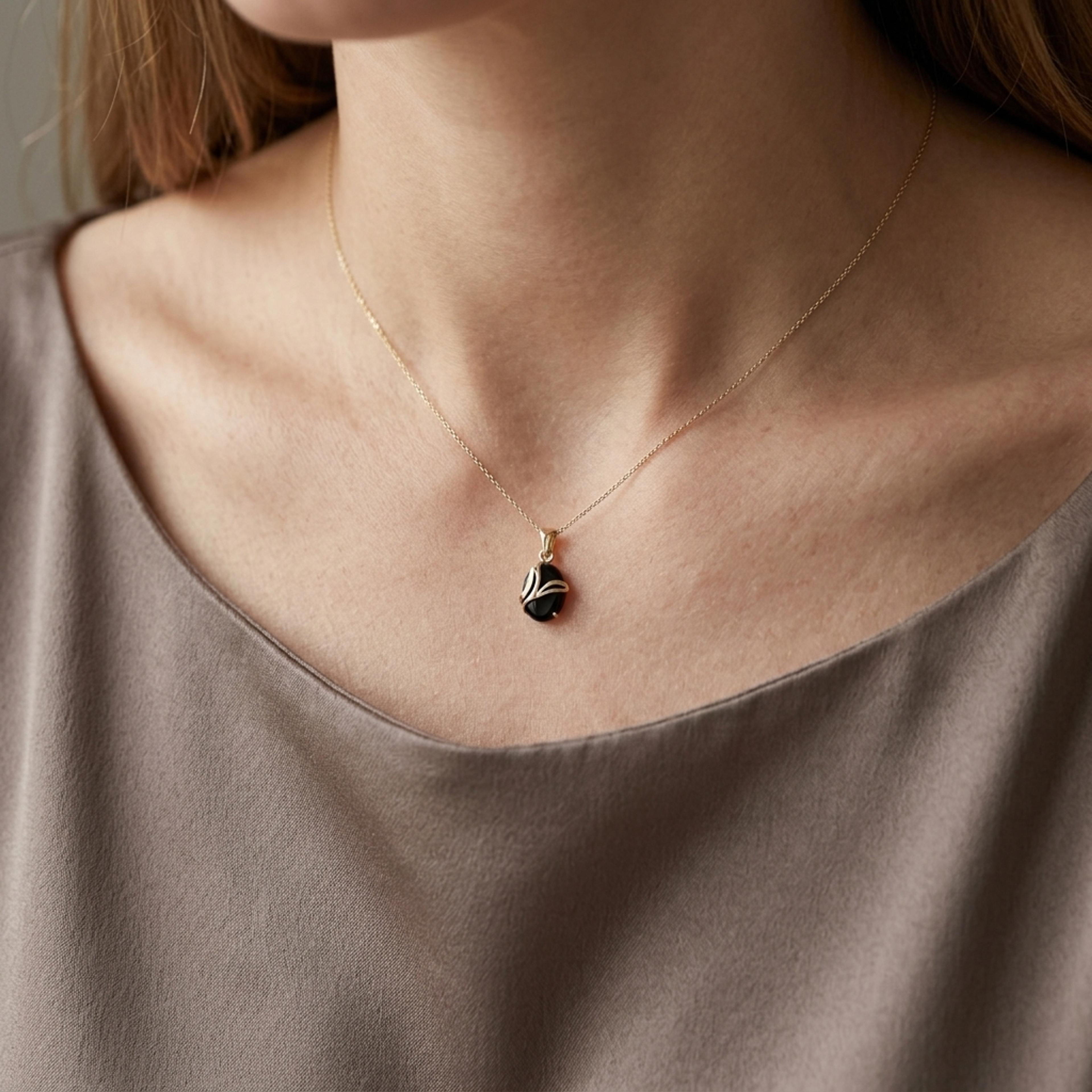 Přívěsek s chalcedonem 01, chalcedon, žluté zlato na krku — Zlatnictví Vaněk Kolín