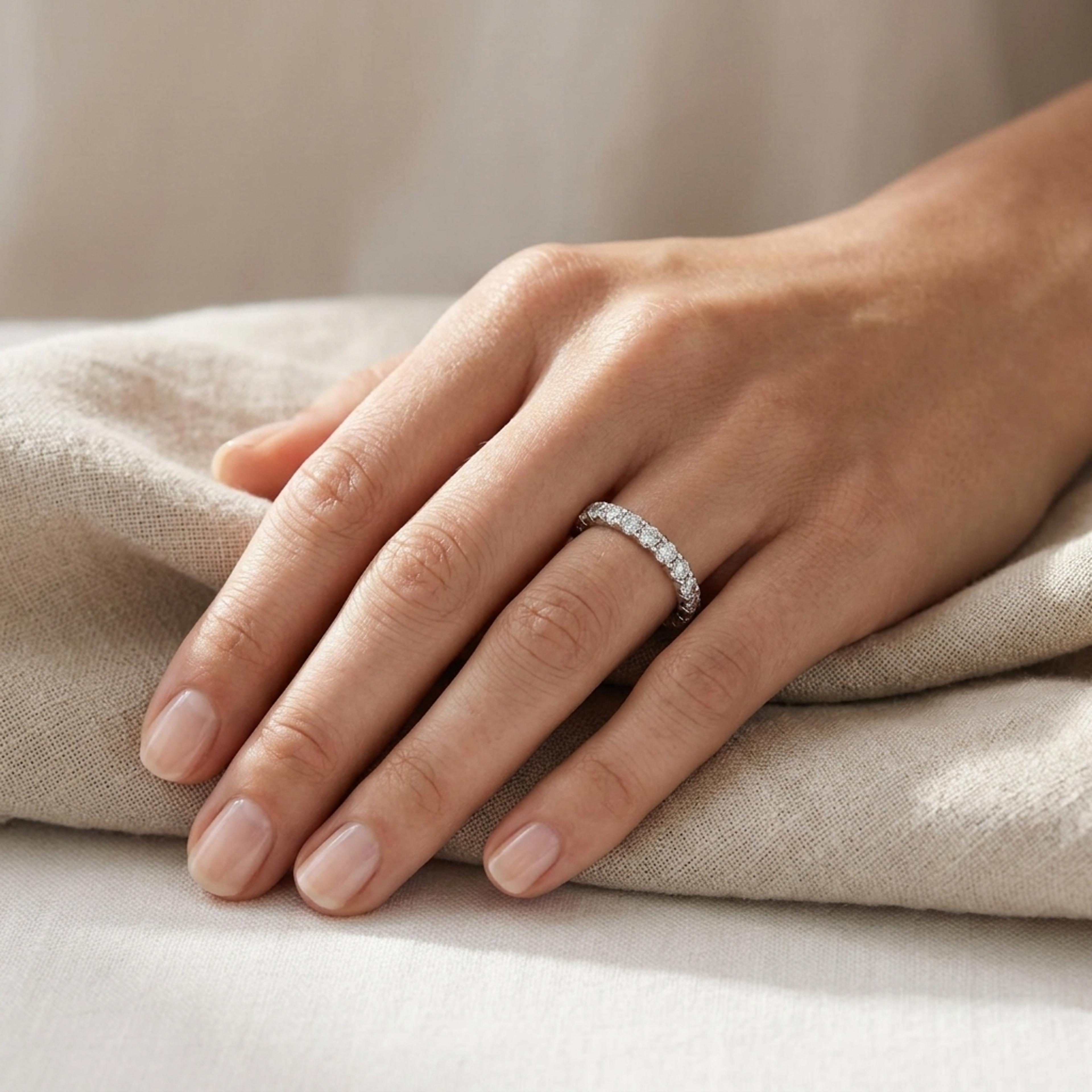 Snubní prsteny Optima 07, diamant, bílé zlato na ruce — Zlatnictví Vaněk Kolín