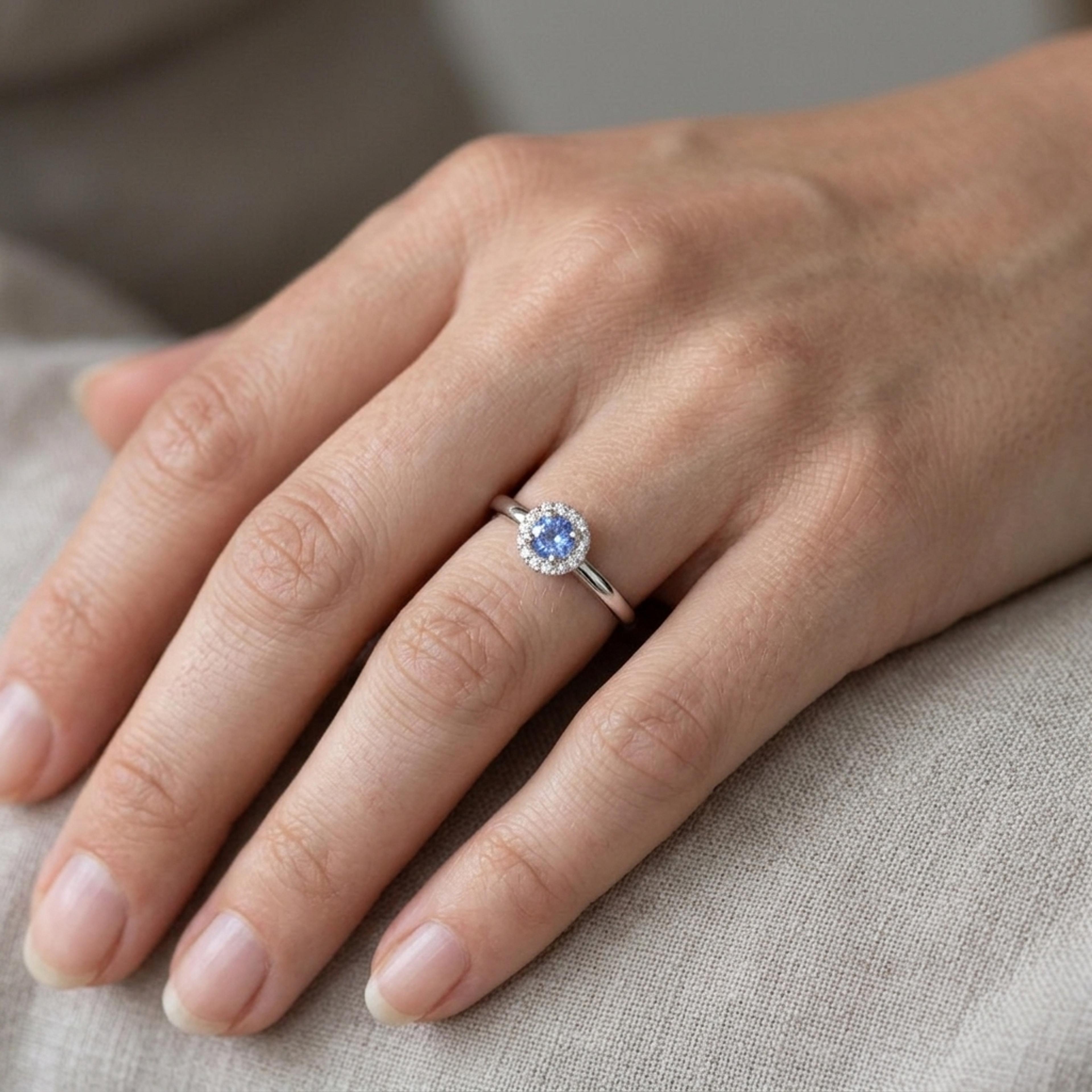 Prsten se safírem a diamanty 18, diamant, bílé zlato na ruce — Zlatnictví Vaněk Kolín