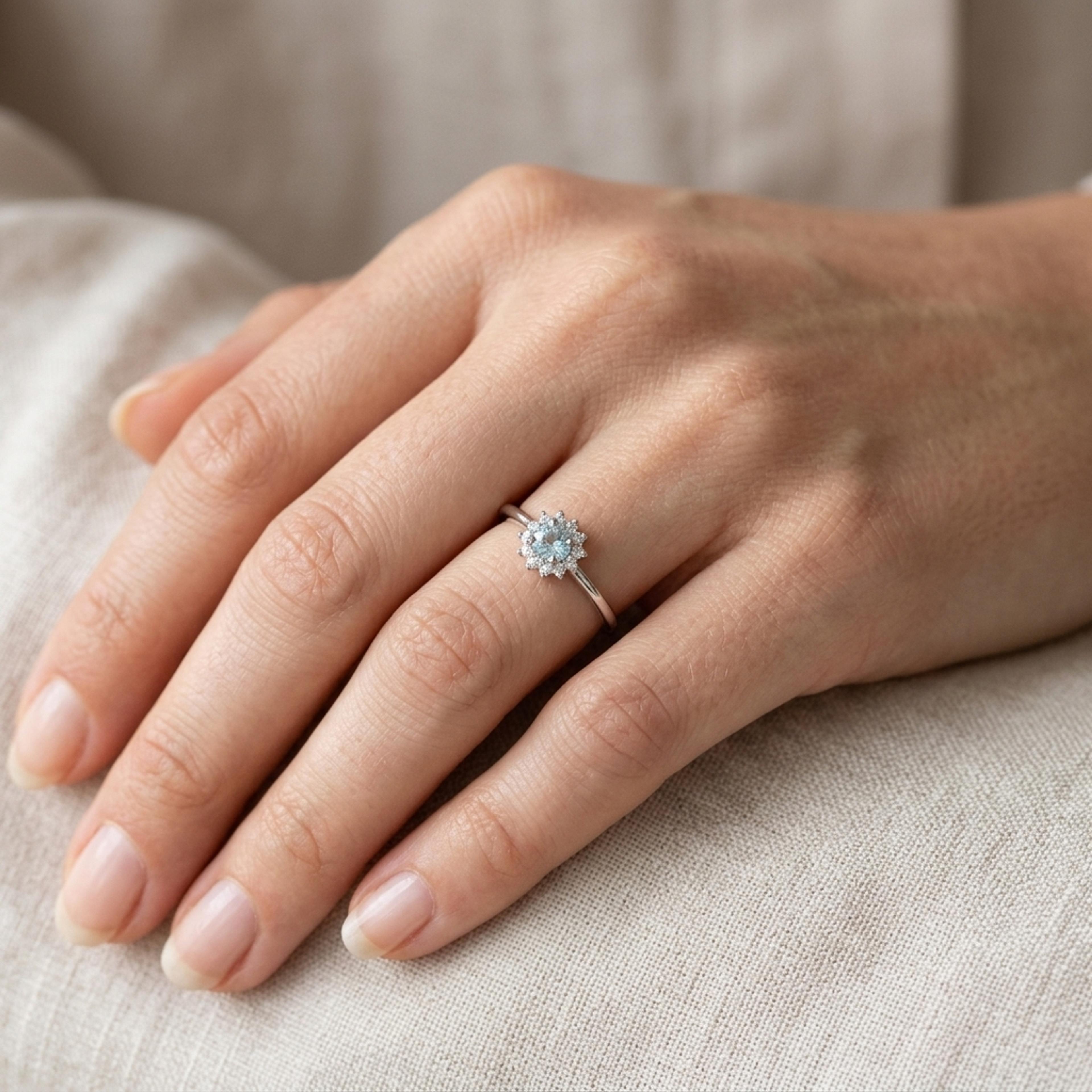 Prsten s akvamarínem a diamanty 08, diamant, bílé zlato na ruce — Zlatnictví Vaněk Kolín