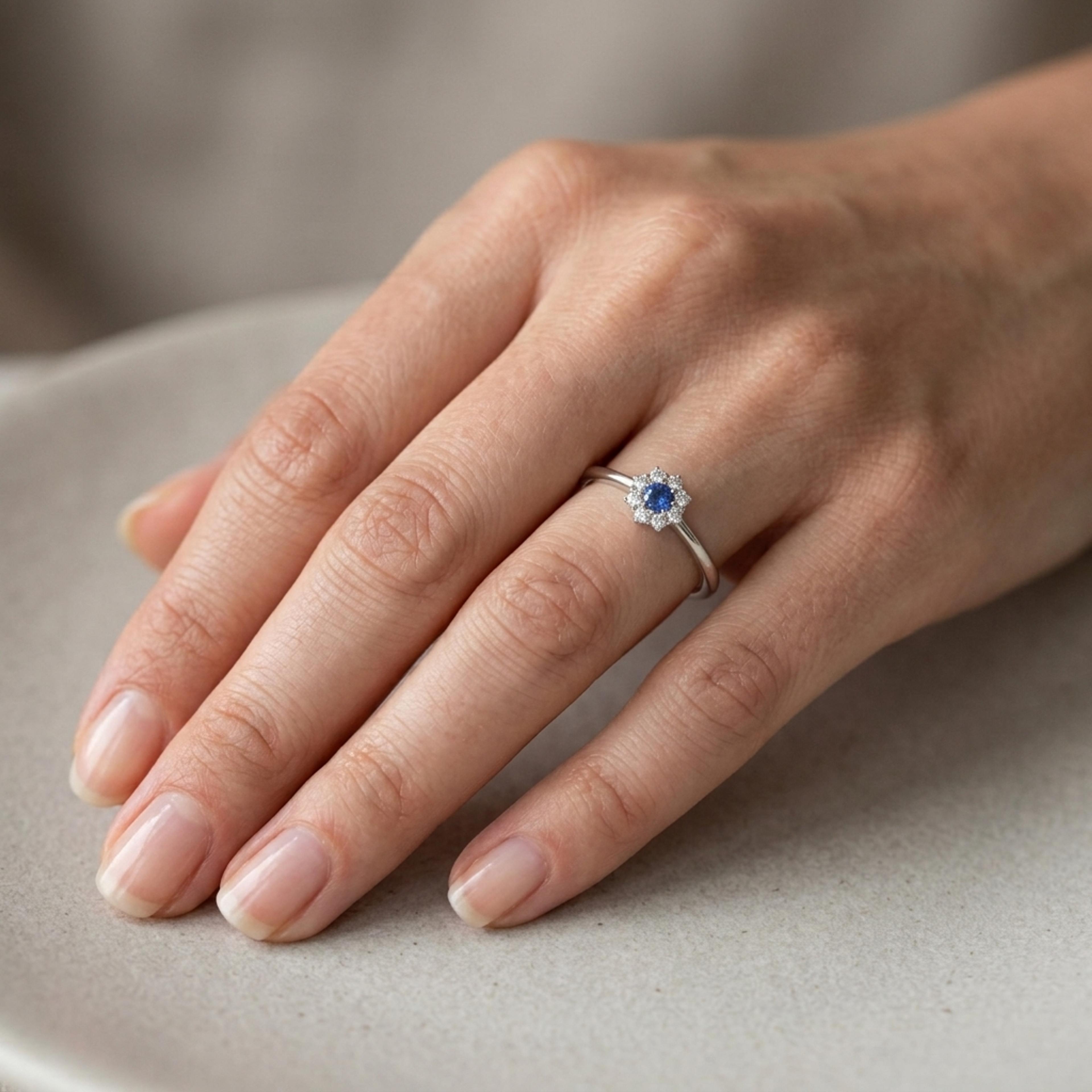 Prsten se safírem a diamanty 27, diamant, bílé zlato na ruce — Zlatnictví Vaněk Kolín