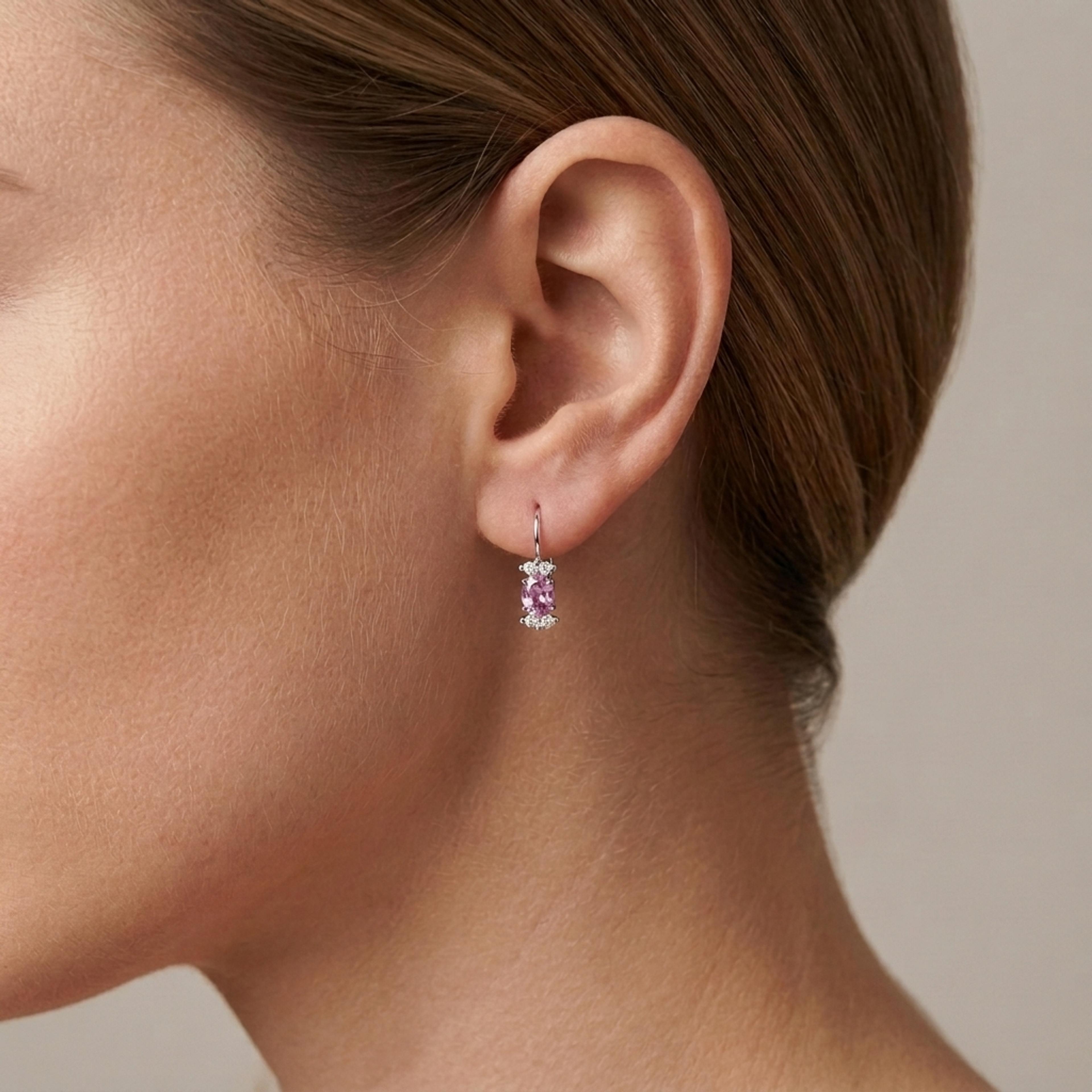 Náušnice se safíry a diamanty 13, diamant, bílé zlato na uchu — Zlatnictví Vaněk Kolín
