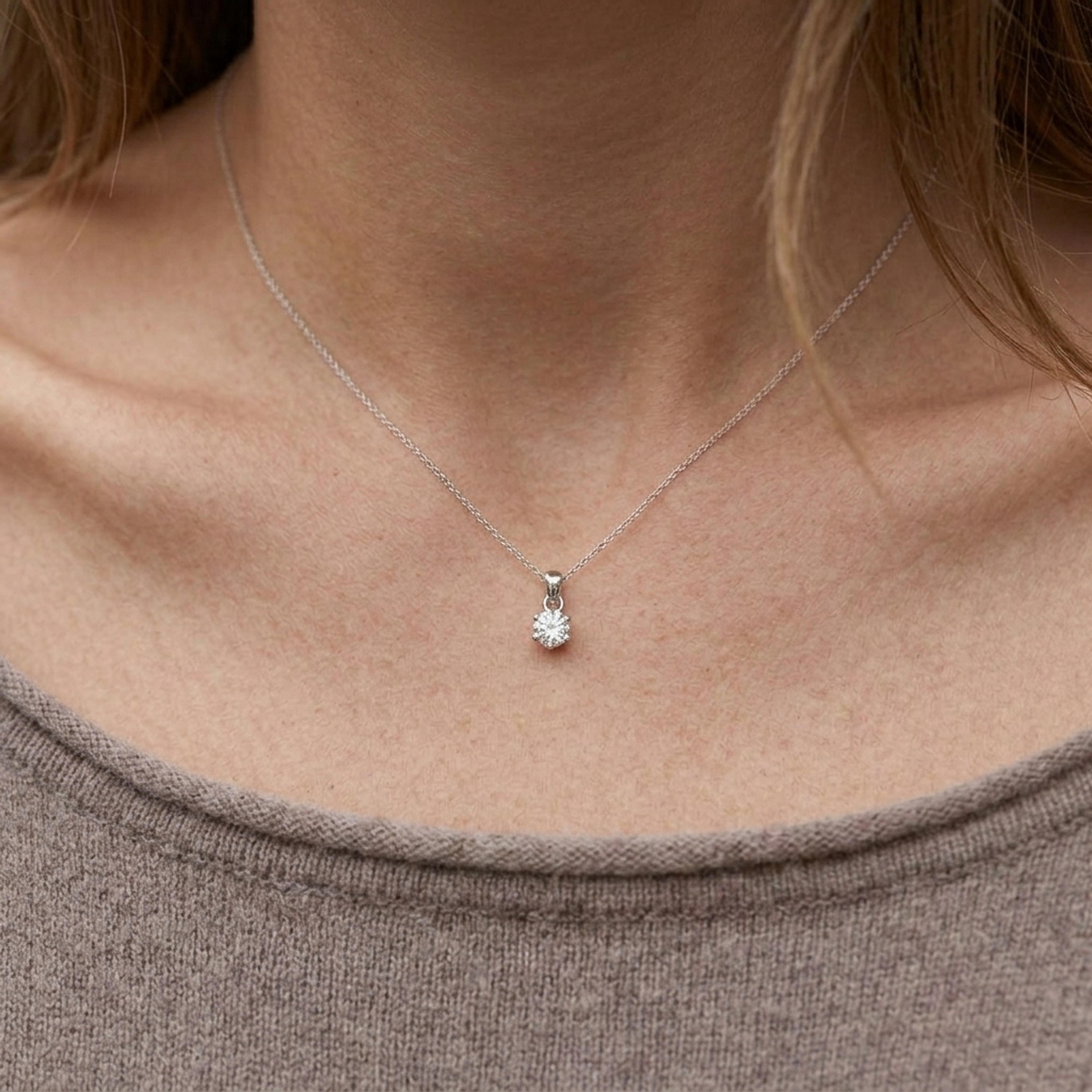 Diamantový přívěsek 66, diamant, bílé zlato na krku — Zlatnictví Vaněk Kolín