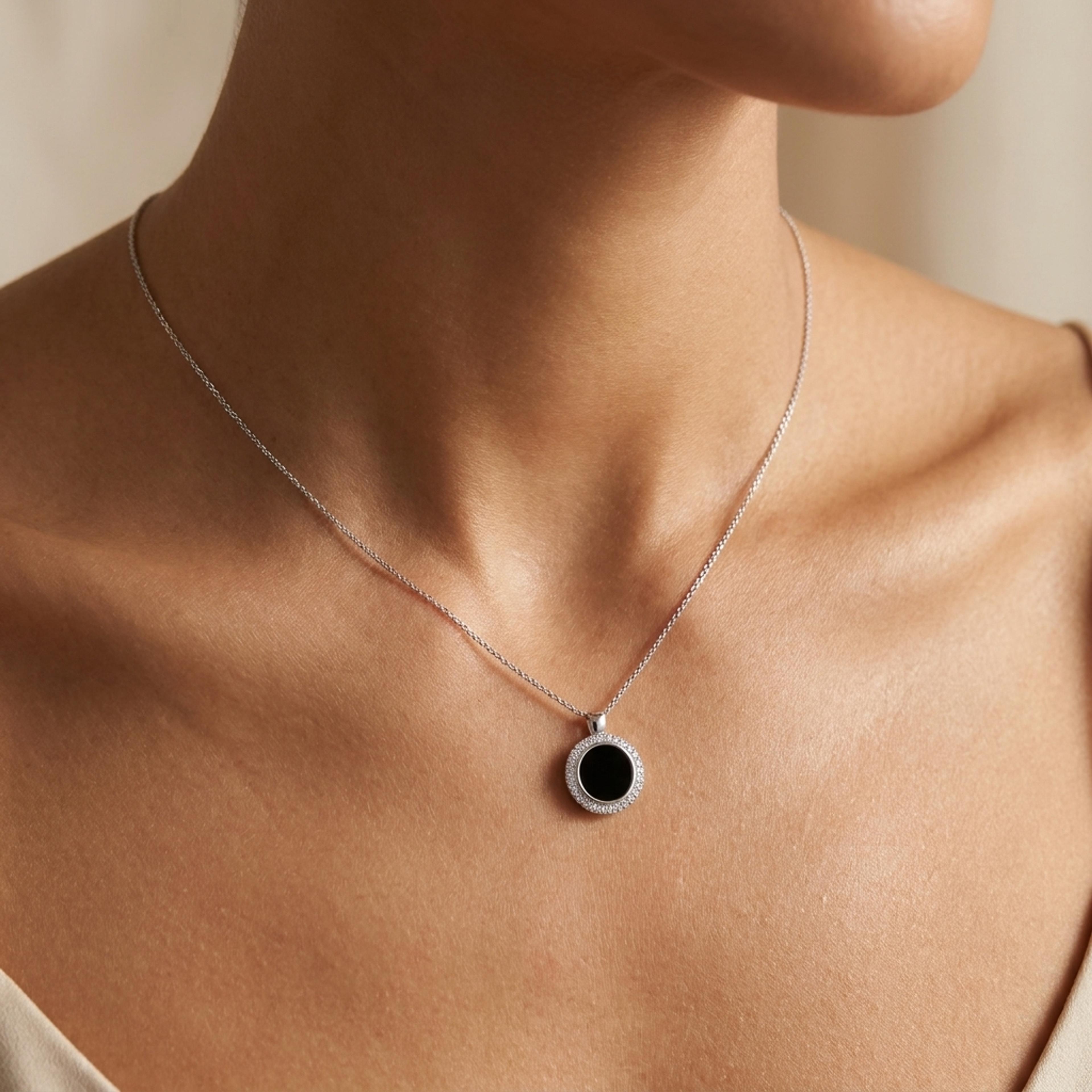 Přívěsek se spinelem a diamanty 02, diamant, bílé zlato na krku — Zlatnictví Vaněk Kolín