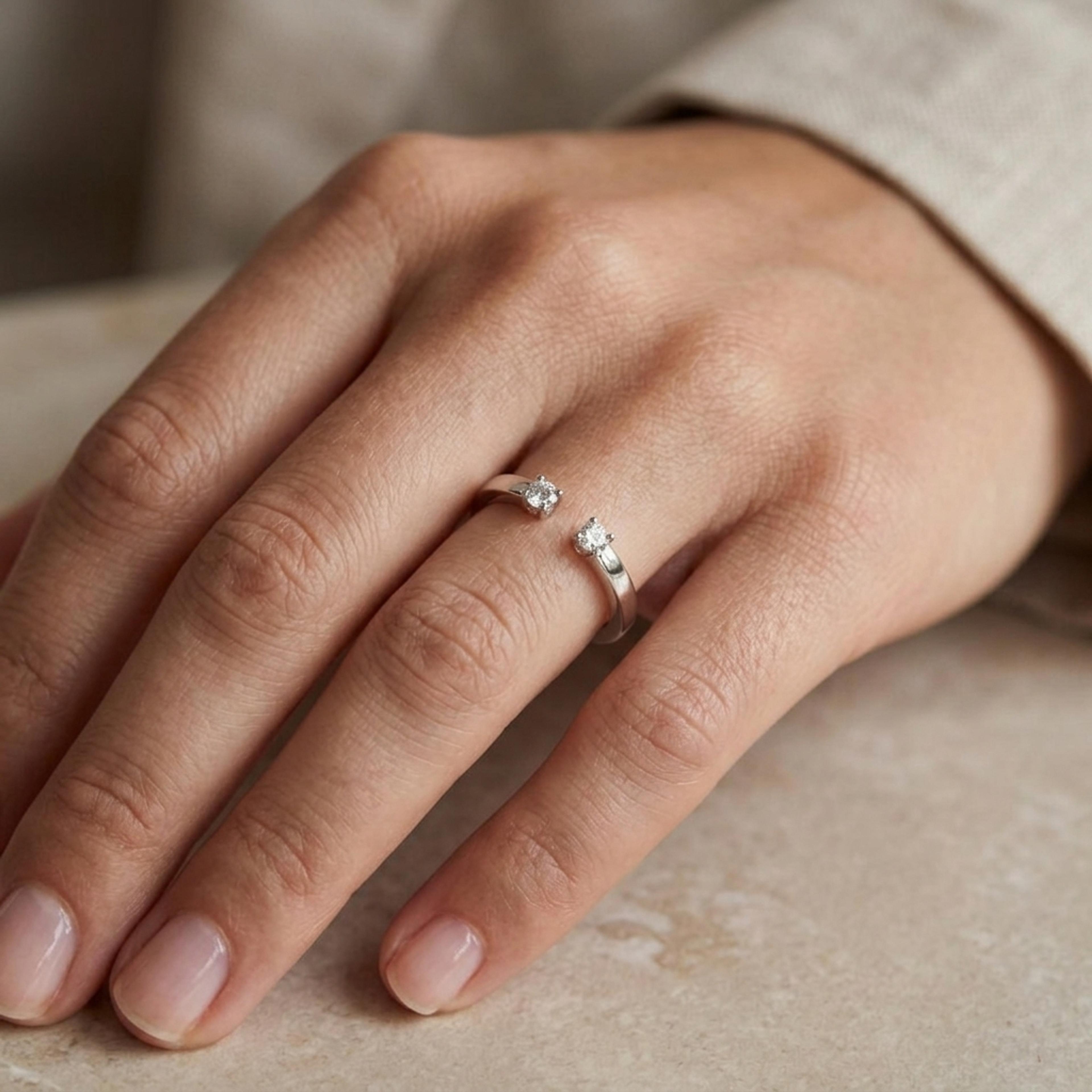 Diamantový prsten 147, diamant, bílé zlato na ruce — Zlatnictví Vaněk Kolín