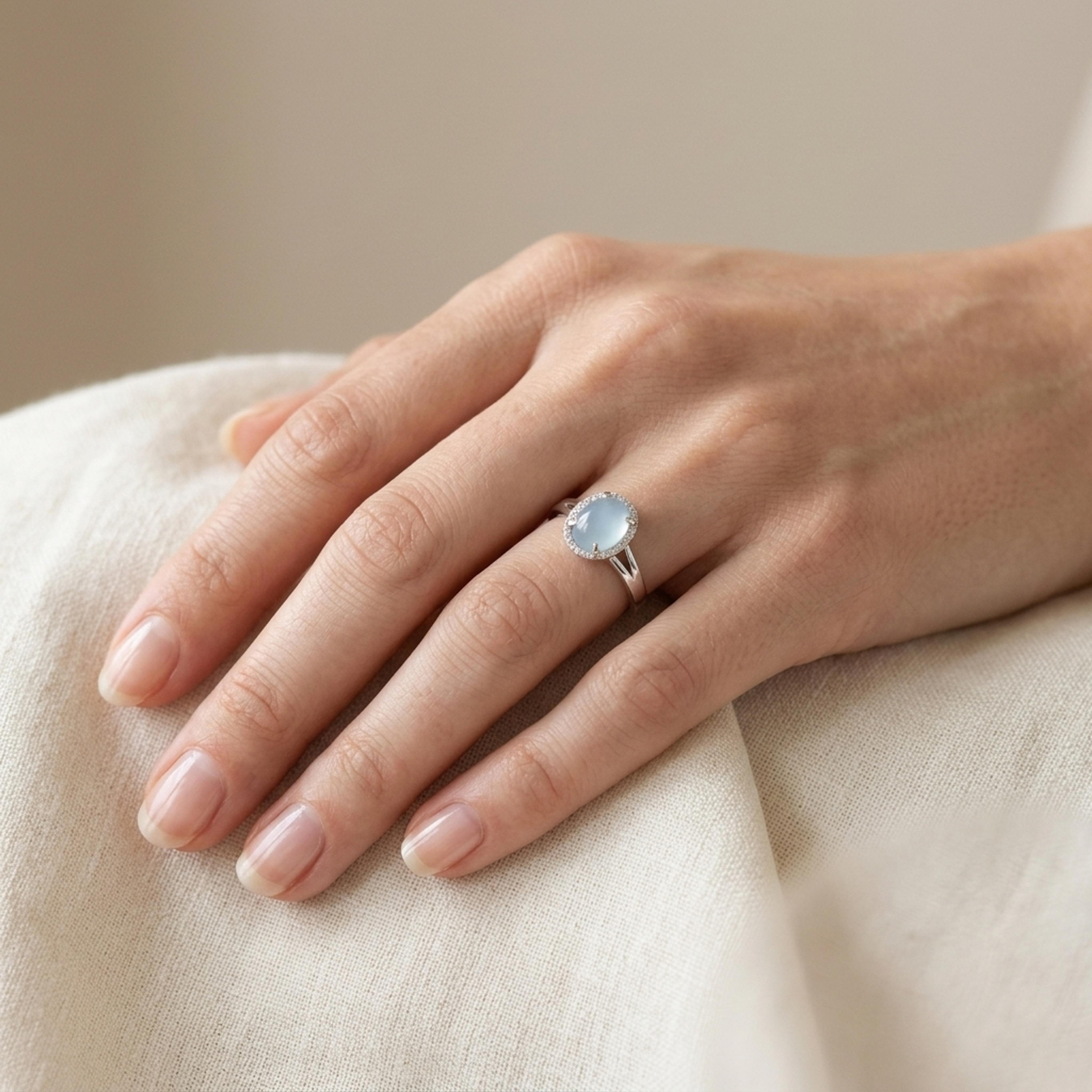 Prsten s akvamarínem a diamanty 09, diamant, bílé zlato na ruce — Zlatnictví Vaněk Kolín