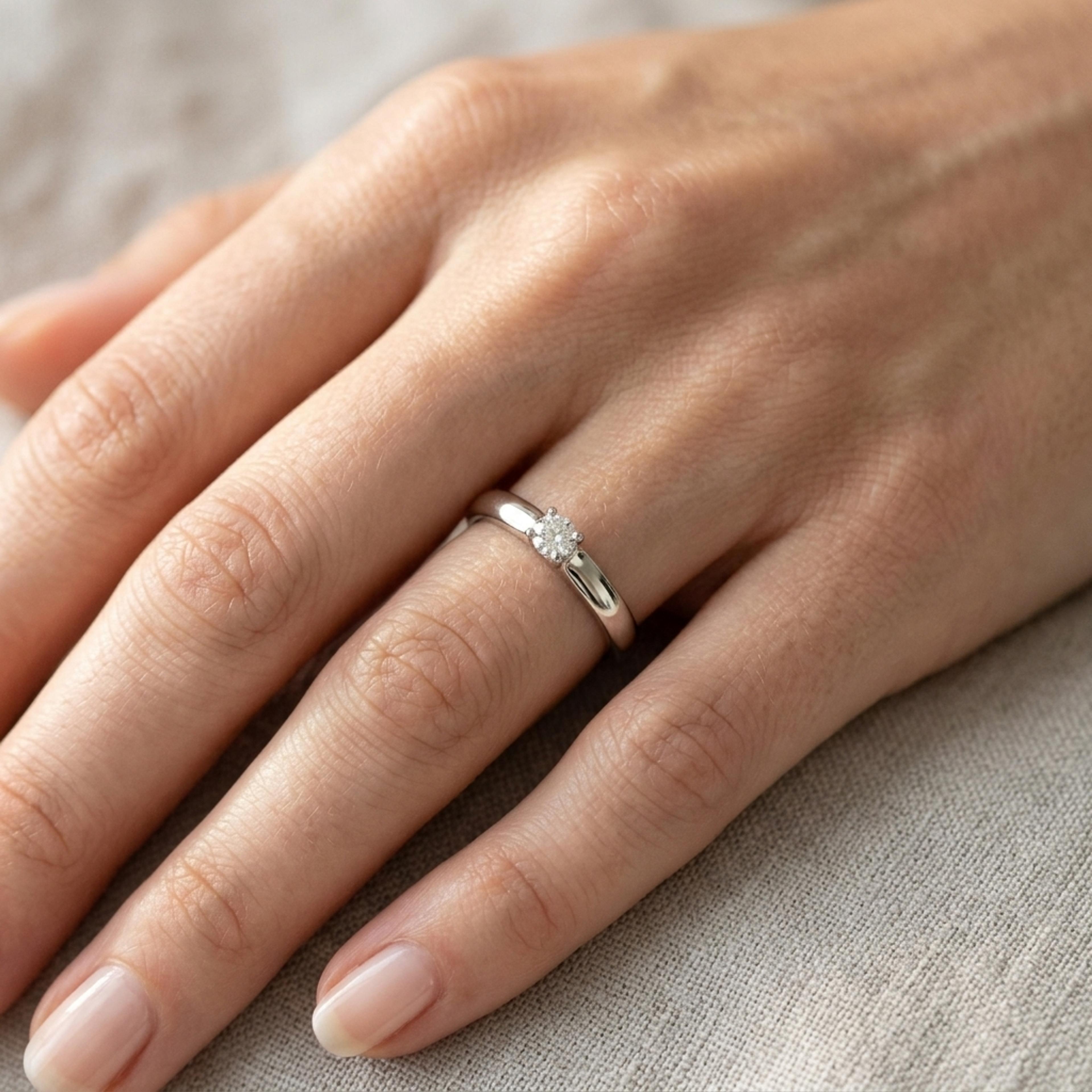 Diamantový prsten 126, diamant, bílé zlato na ruce — Zlatnictví Vaněk Kolín