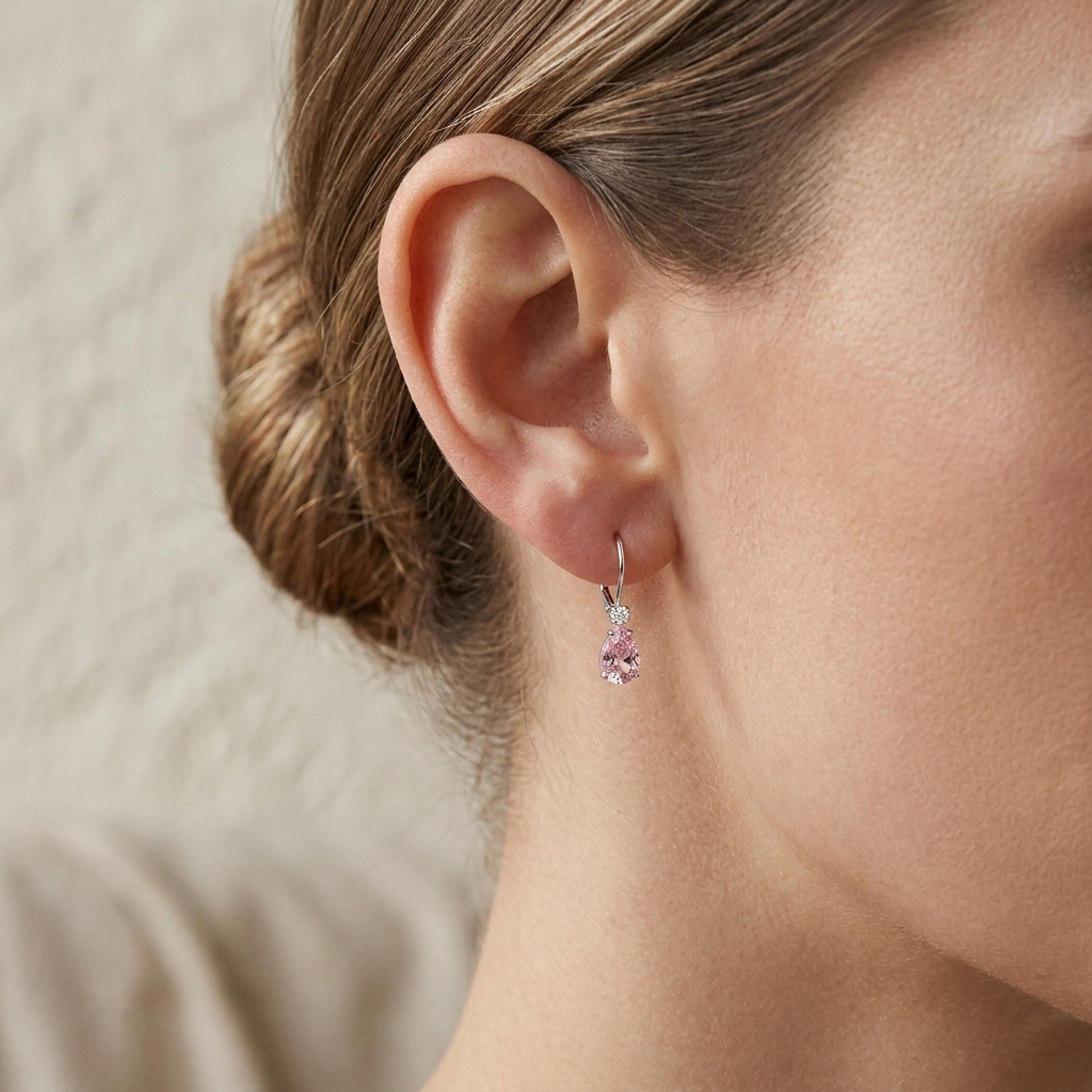 Náušnice s morganity a diamanty 04, diamant, bílé zlato na uchu — Zlatnictví Vaněk Kolín
