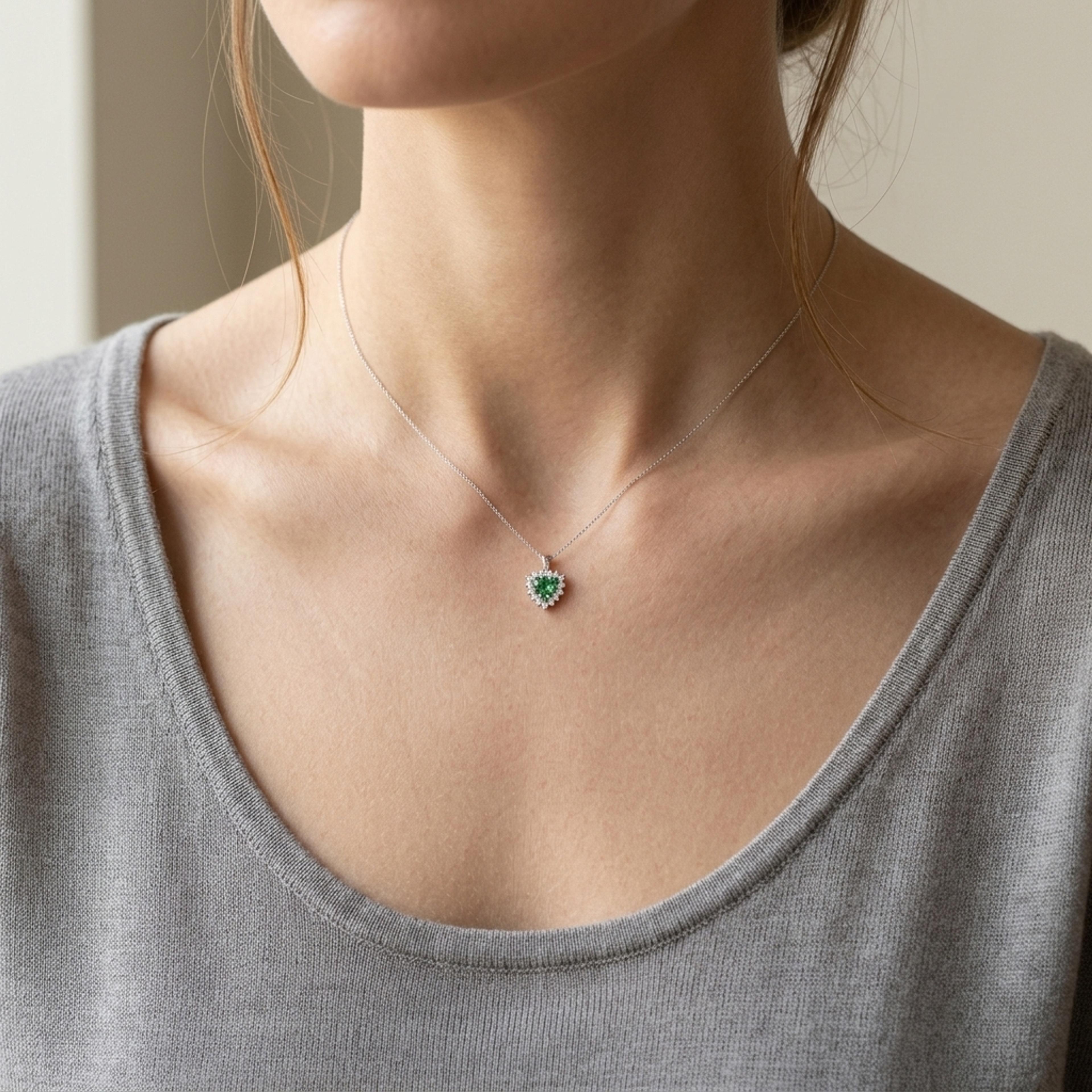 Přívěsek s tsavoritem a diamanty 01, diamant, bílé zlato na krku — Zlatnictví Vaněk Kolín