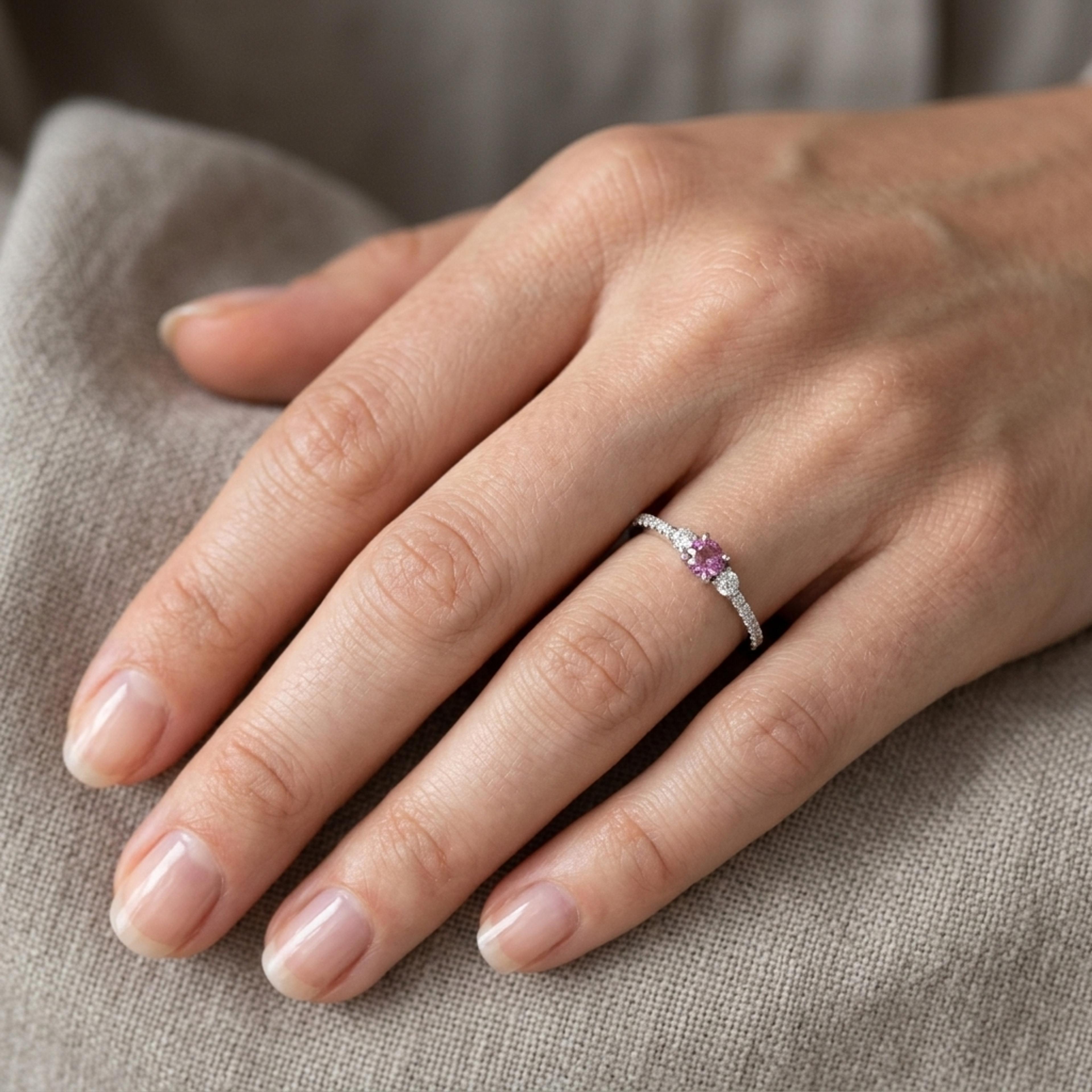 Prsten se spinelem a diamanty 16, diamant, bílé zlato na ruce — Zlatnictví Vaněk Kolín