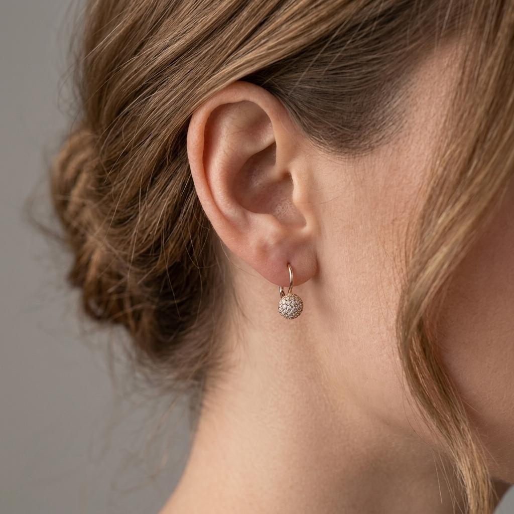 Diamantové náušnice 97, diamant, růžové zlato na uchu — Zlatnictví Vaněk Kolín