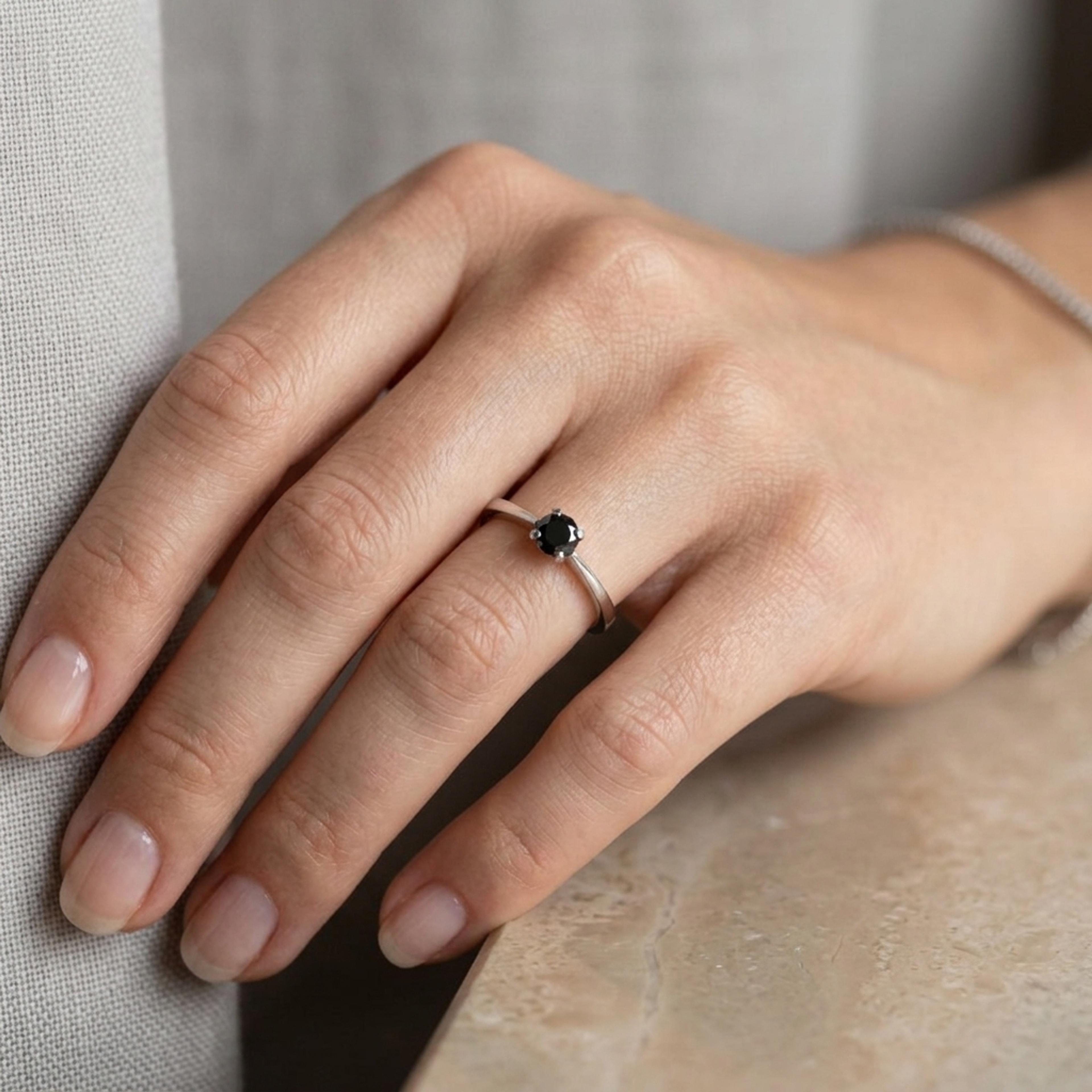 Diamantový prsten 146, černý diamant, bílé zlato na ruce — Zlatnictví Vaněk Kolín