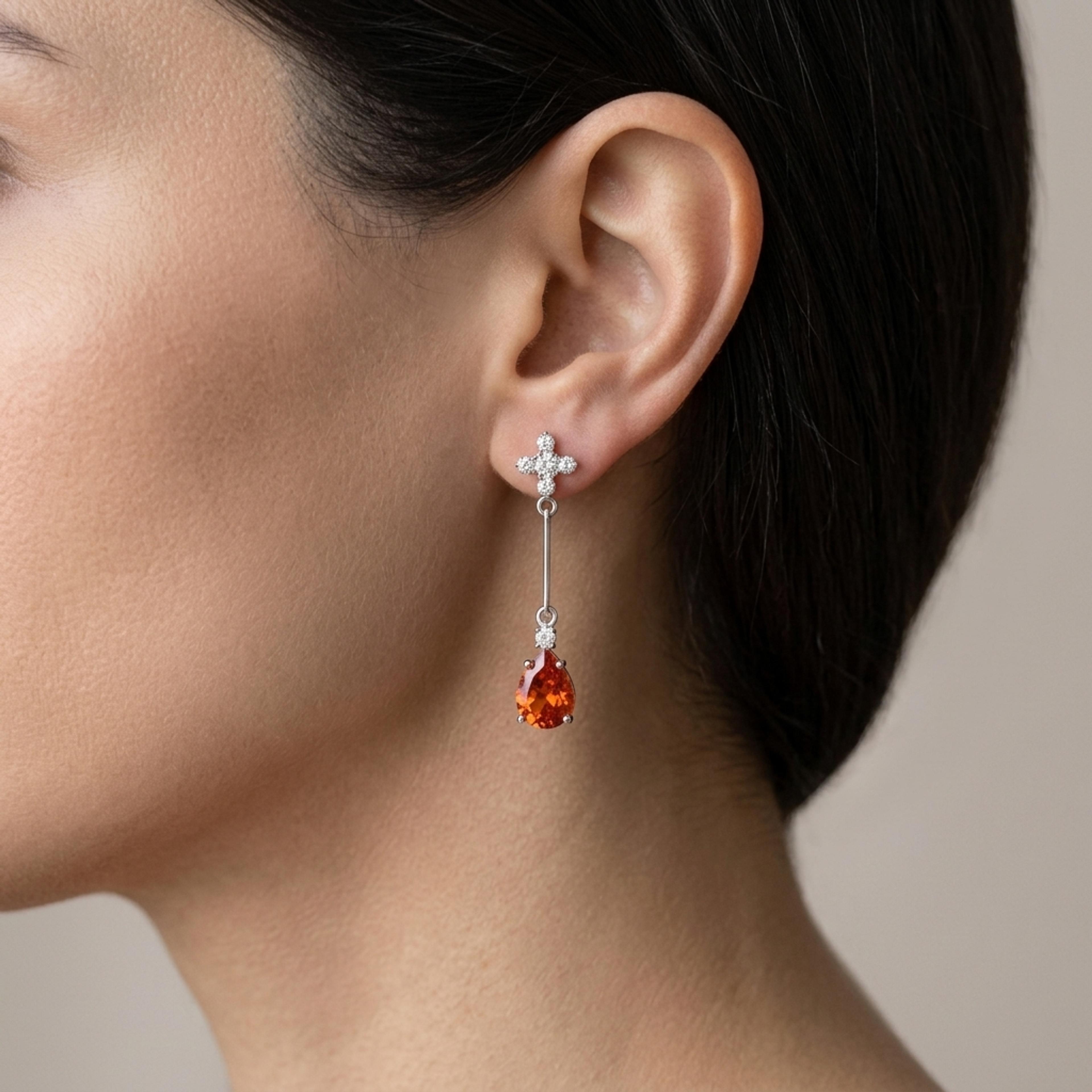 Náušnice se spesartinem a diamanty 01, diamant, bílé zlato na uchu — Zlatnictví Vaněk Kolín