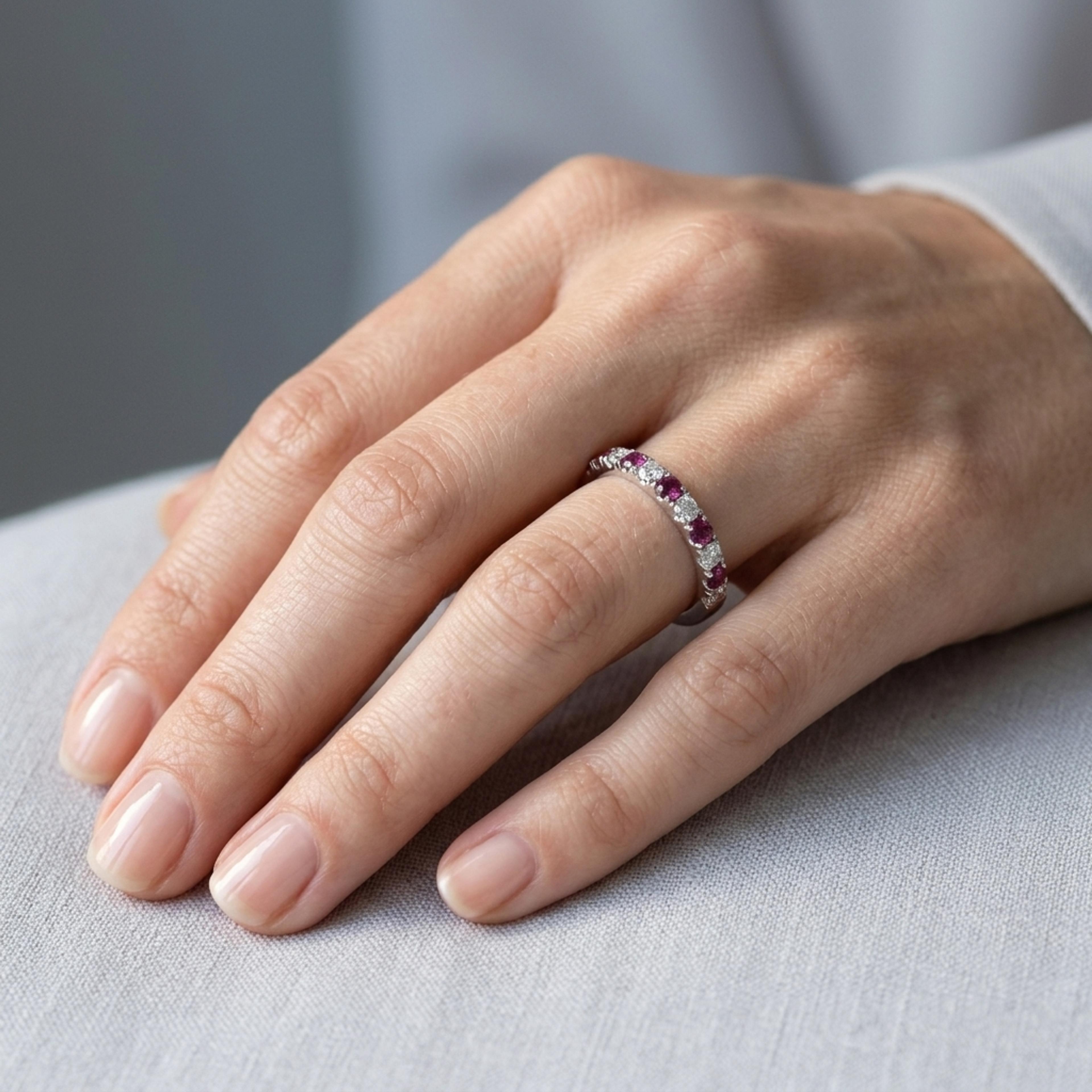 Prsten s rubíny a diamanty 13, diamant, bílé zlato na ruce — Zlatnictví Vaněk Kolín