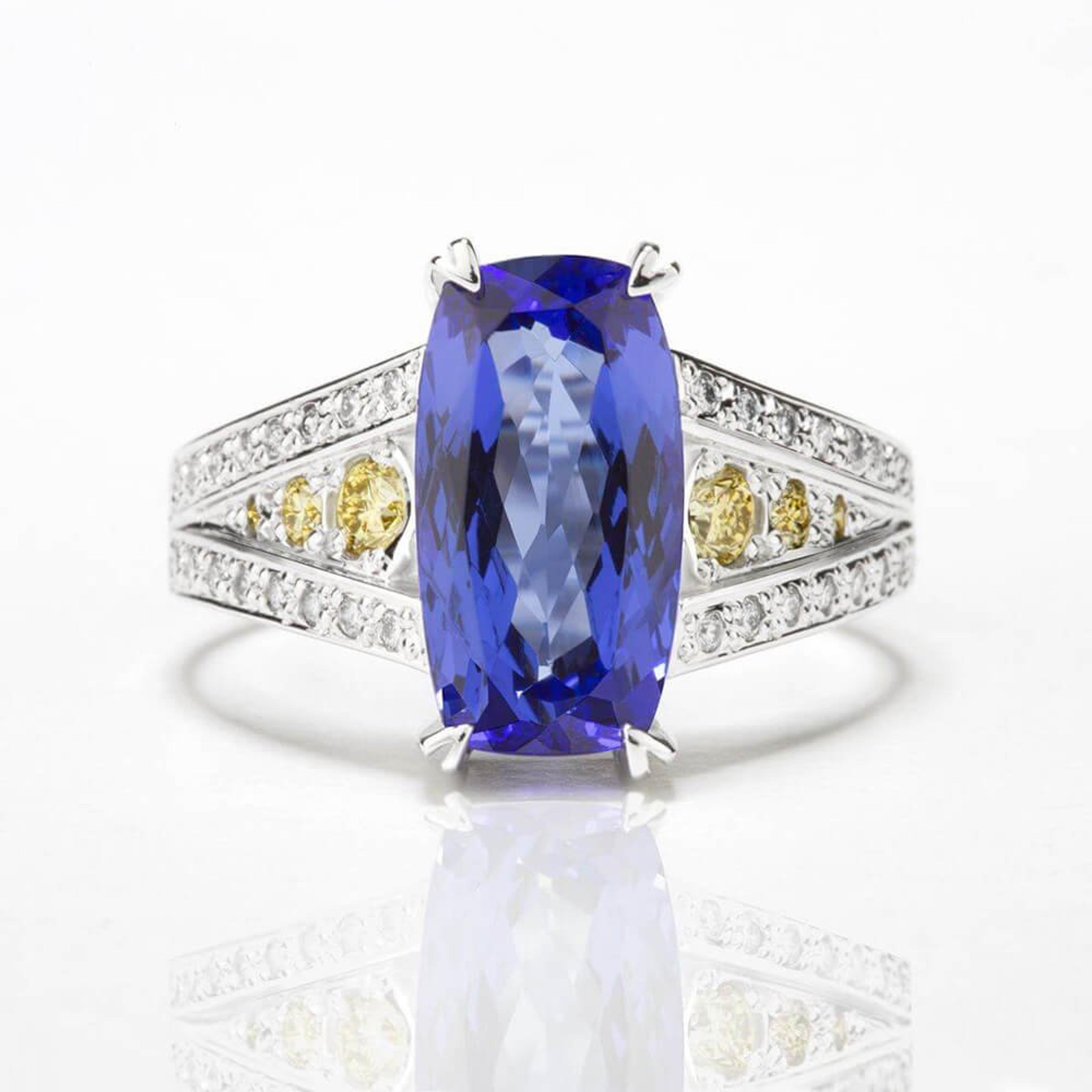 Prsten s tanzanitem a diamanty 01, barevný diamant, bílé zlato — Zlatnictví Vaněk Kolín