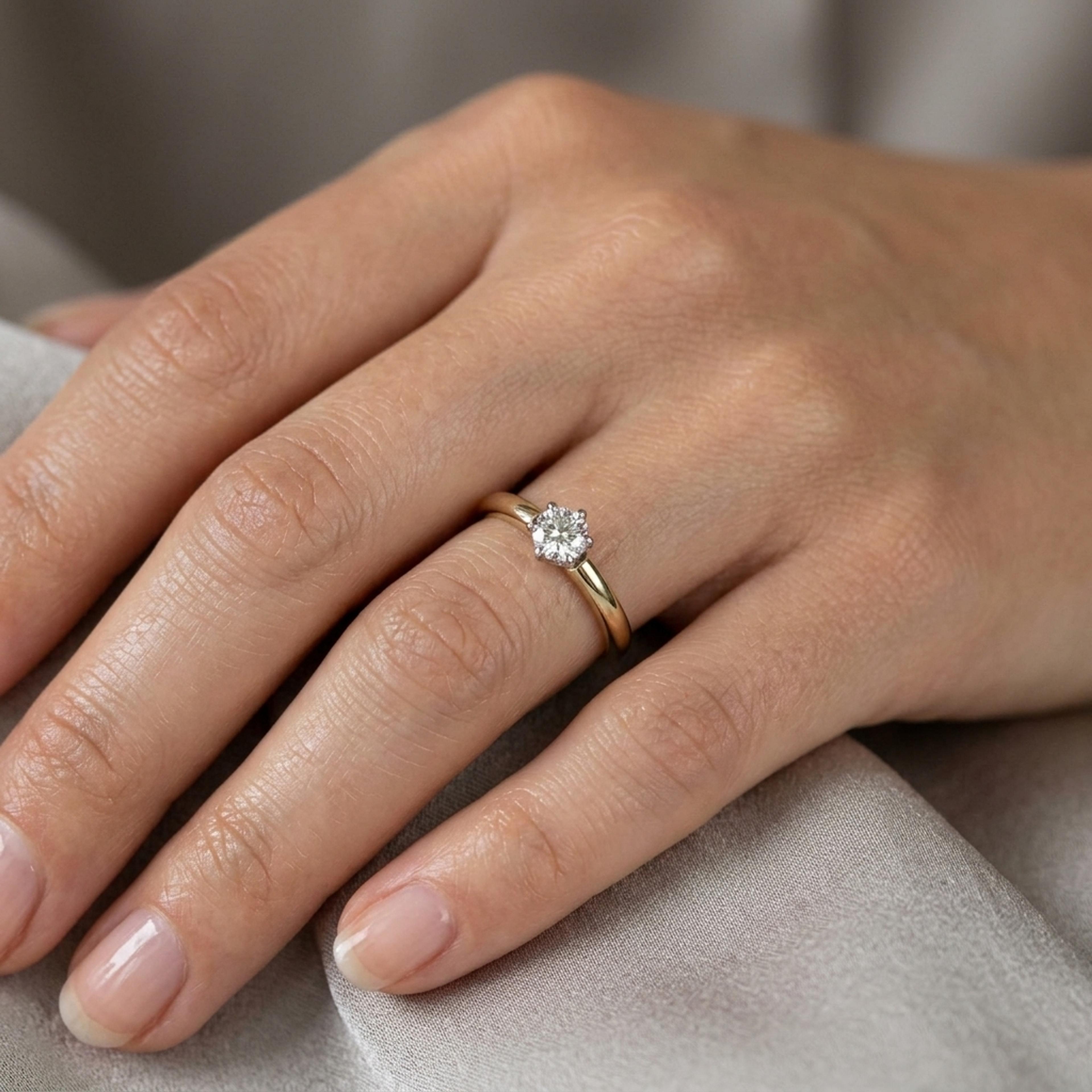 Diamantový prsten 64, diamant, žluté zlato na ruce — Zlatnictví Vaněk Kolín