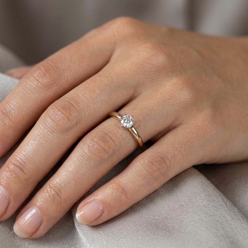 Diamantový prsten 64, diamant, žluté zlato na ruce — Zlatnictví Vaněk Kolín