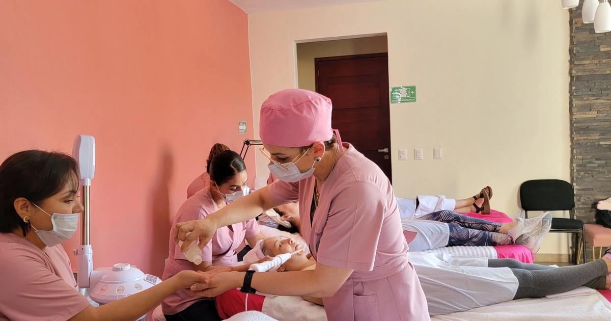 instructora de academia danas ayudando a alumna en sus prácticas