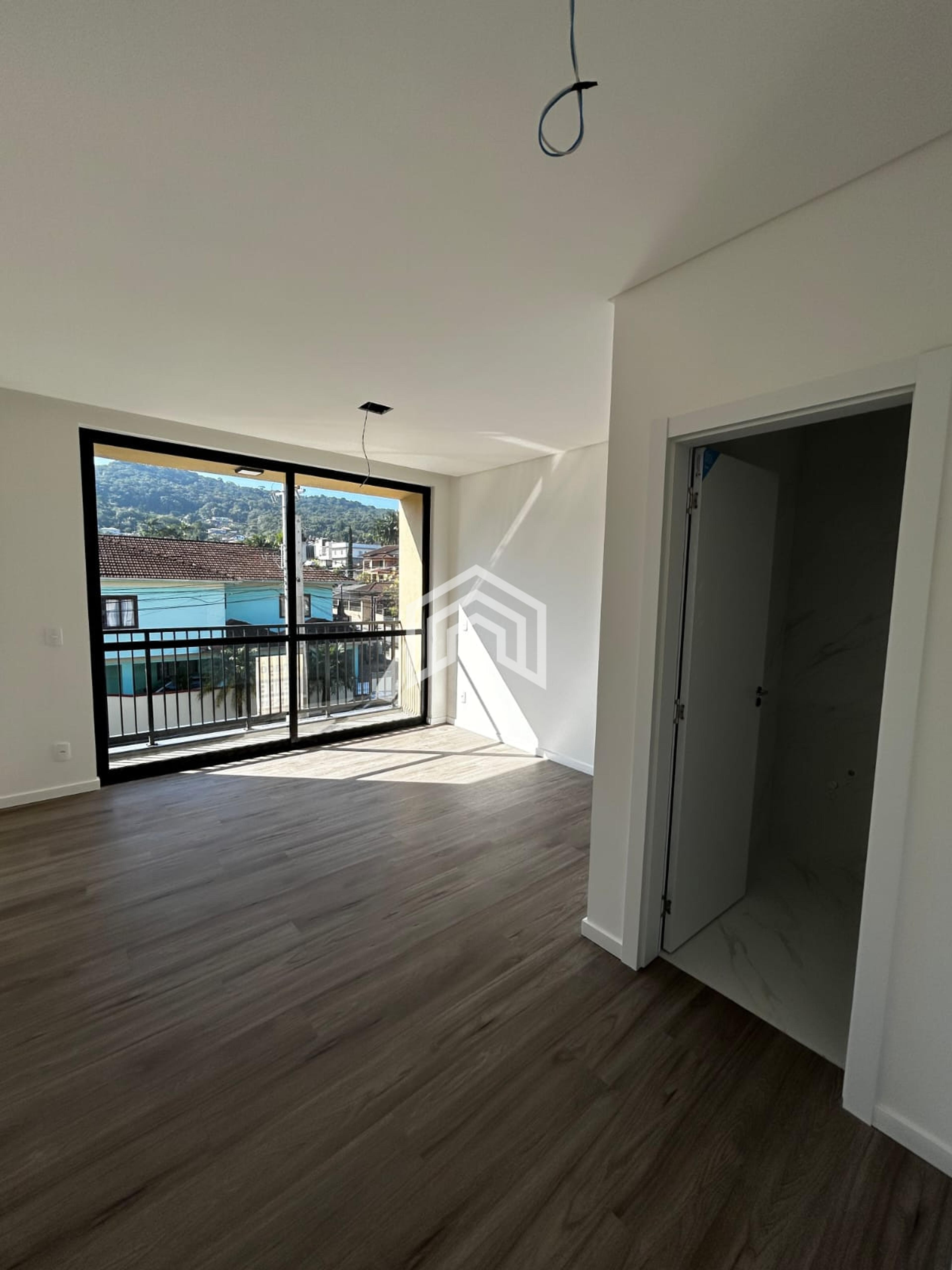 Casa geminado a venda no bairro Iririu com 2 suites 2 vagas de garagem e um amplo espaço nos fundos — foto 3