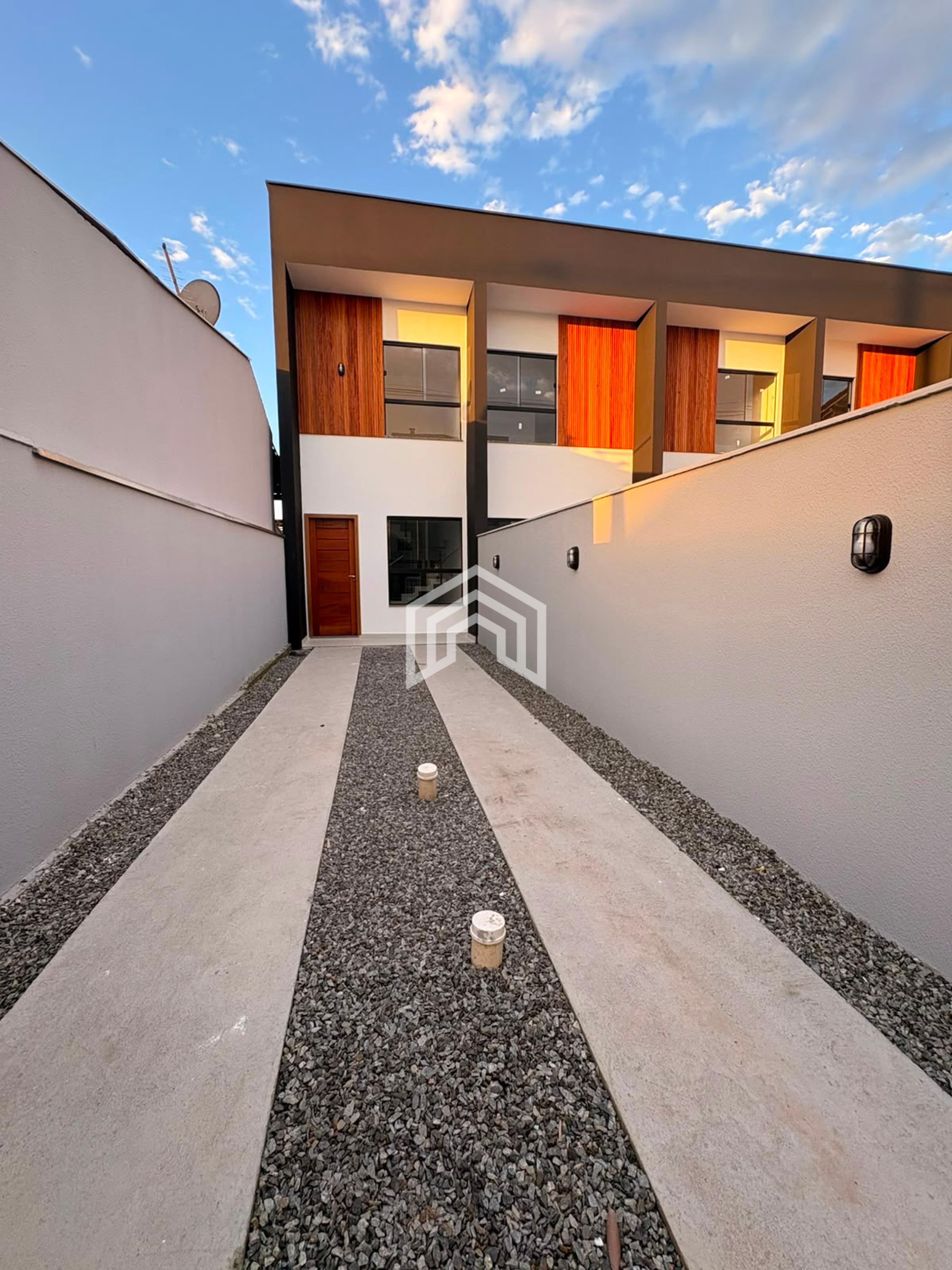 Casa geminado a venda no bairro Jardim Iririu com 2 quartos  7 metros de terreno nos fundos e 2 vagas de garagem
