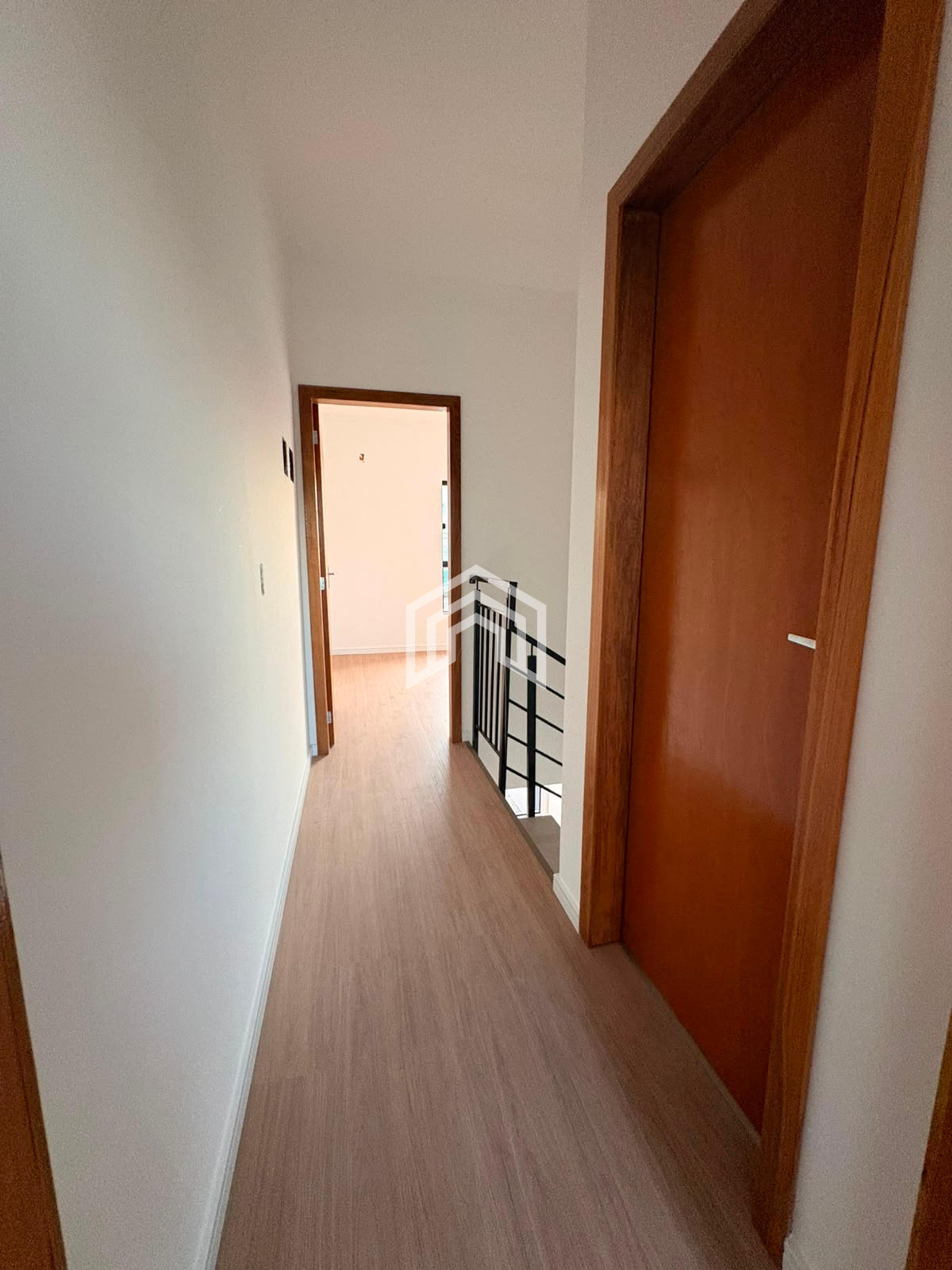 Casa geminado a venda no bairro Jardim Iririu com 2 quartos  7 metros de terreno nos fundos e 2 vagas de garagem — foto 4