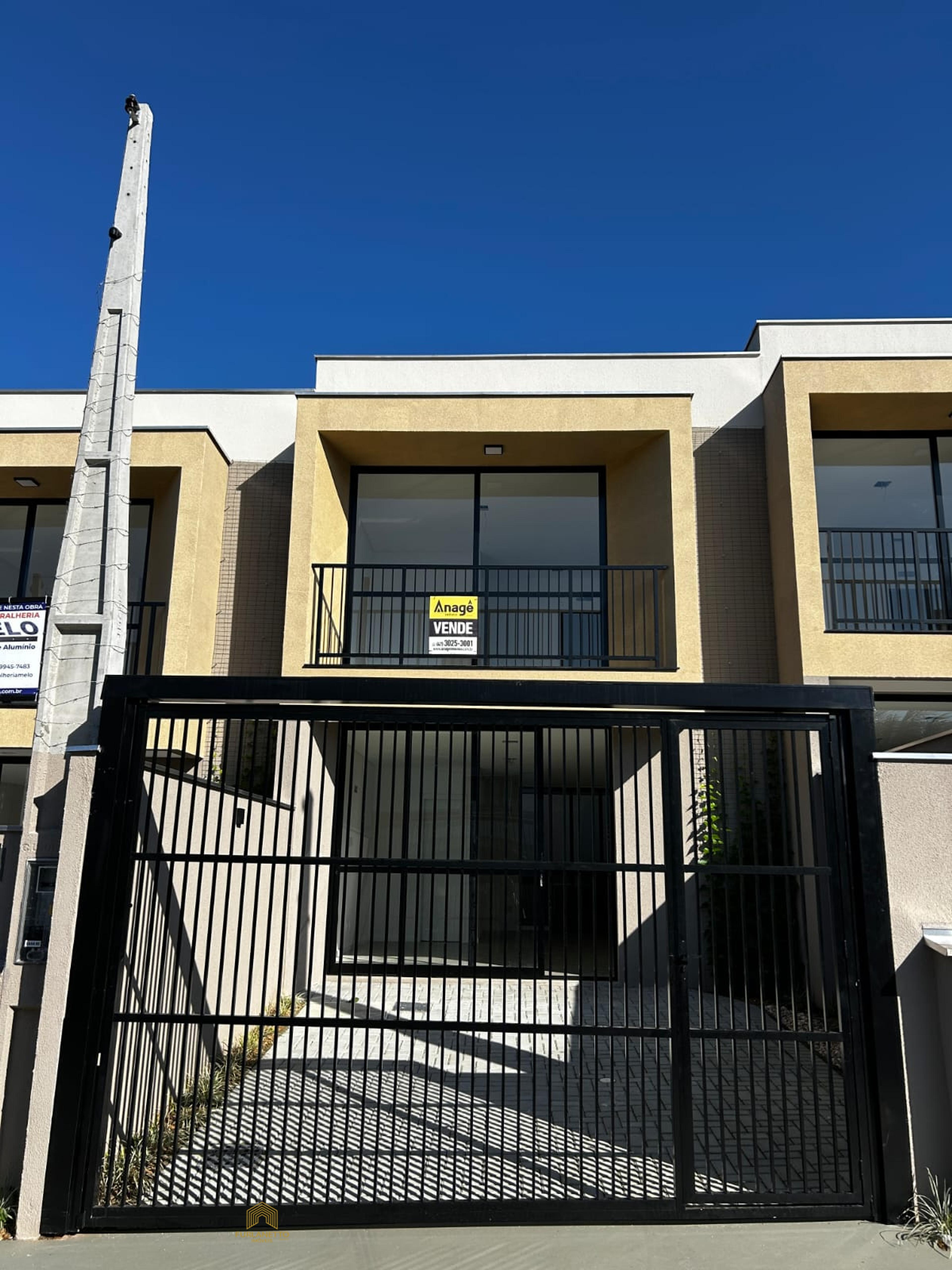 Casa geminado a venda no bairro Iririu com 2 suites 2 vagas de garagem e um amplo espaço nos fundos