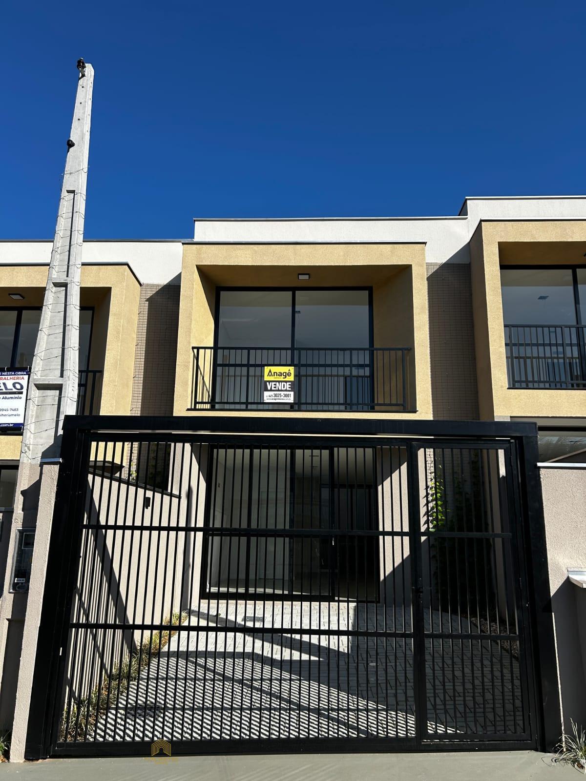 Casa geminado a venda no bairro Iririu com 2 suites 2 vagas de garagem e um amplo espaço nos fundos