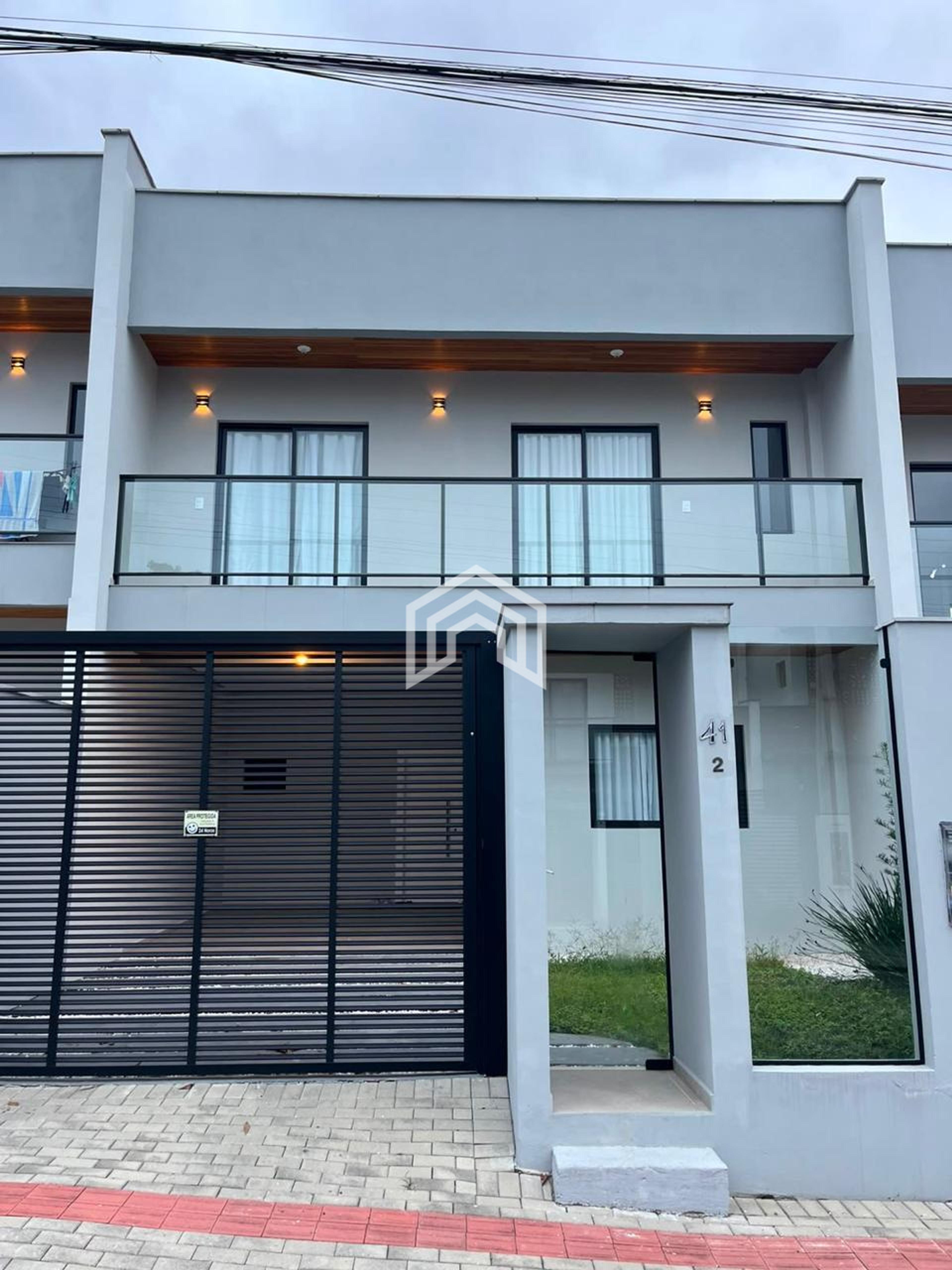 Casa geminado a venda no bairro Costa e silva com 3 quartos sendo 1 suíte e ampla área de churrasco — foto 1