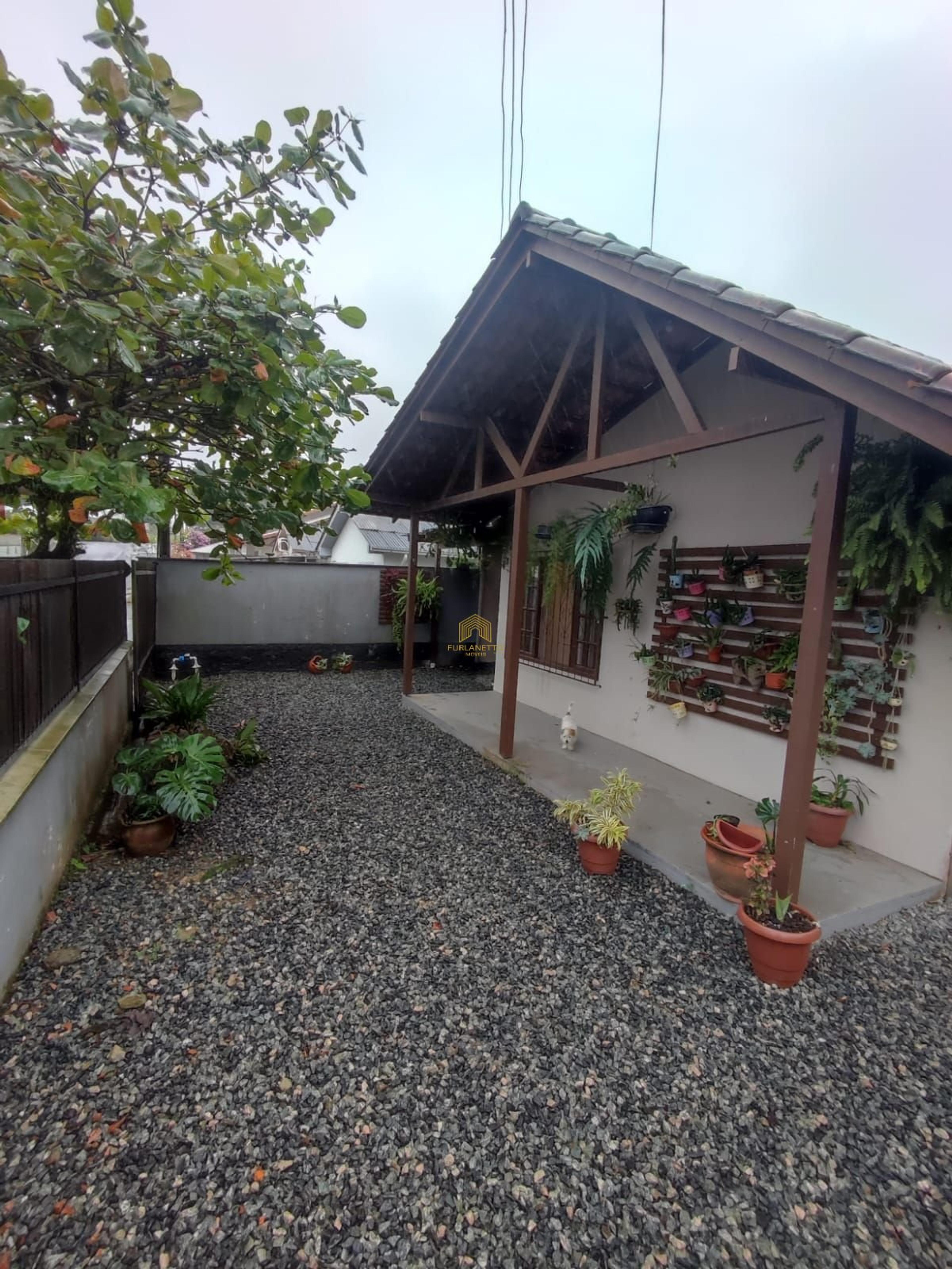 Linda casa no bairro Adhemar Garcia