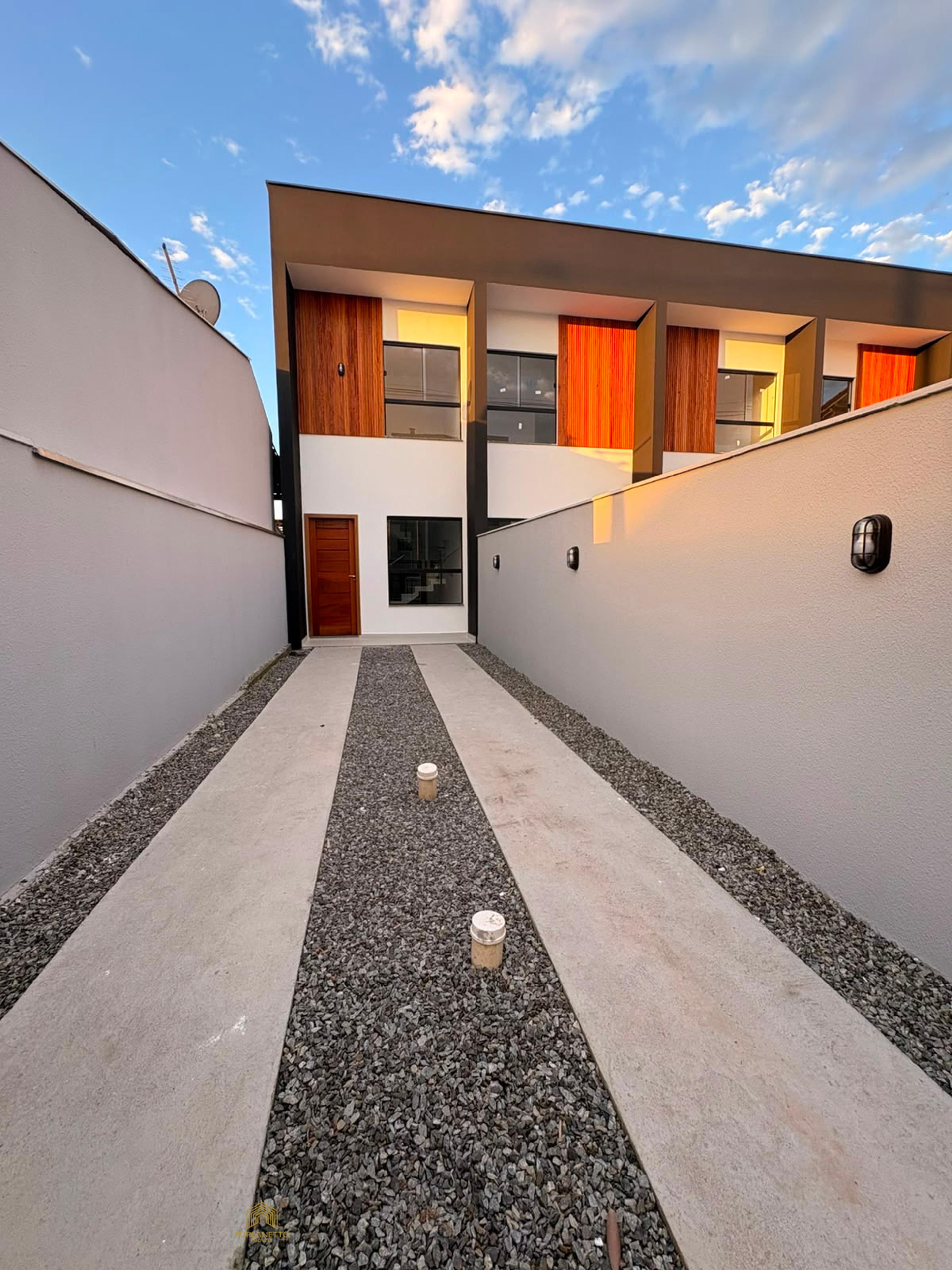 Casa geminado a venda no bairro Jardim Iririu com 2 quartos  7 metros de terreno nos fundos e 2 vagas de garagem
