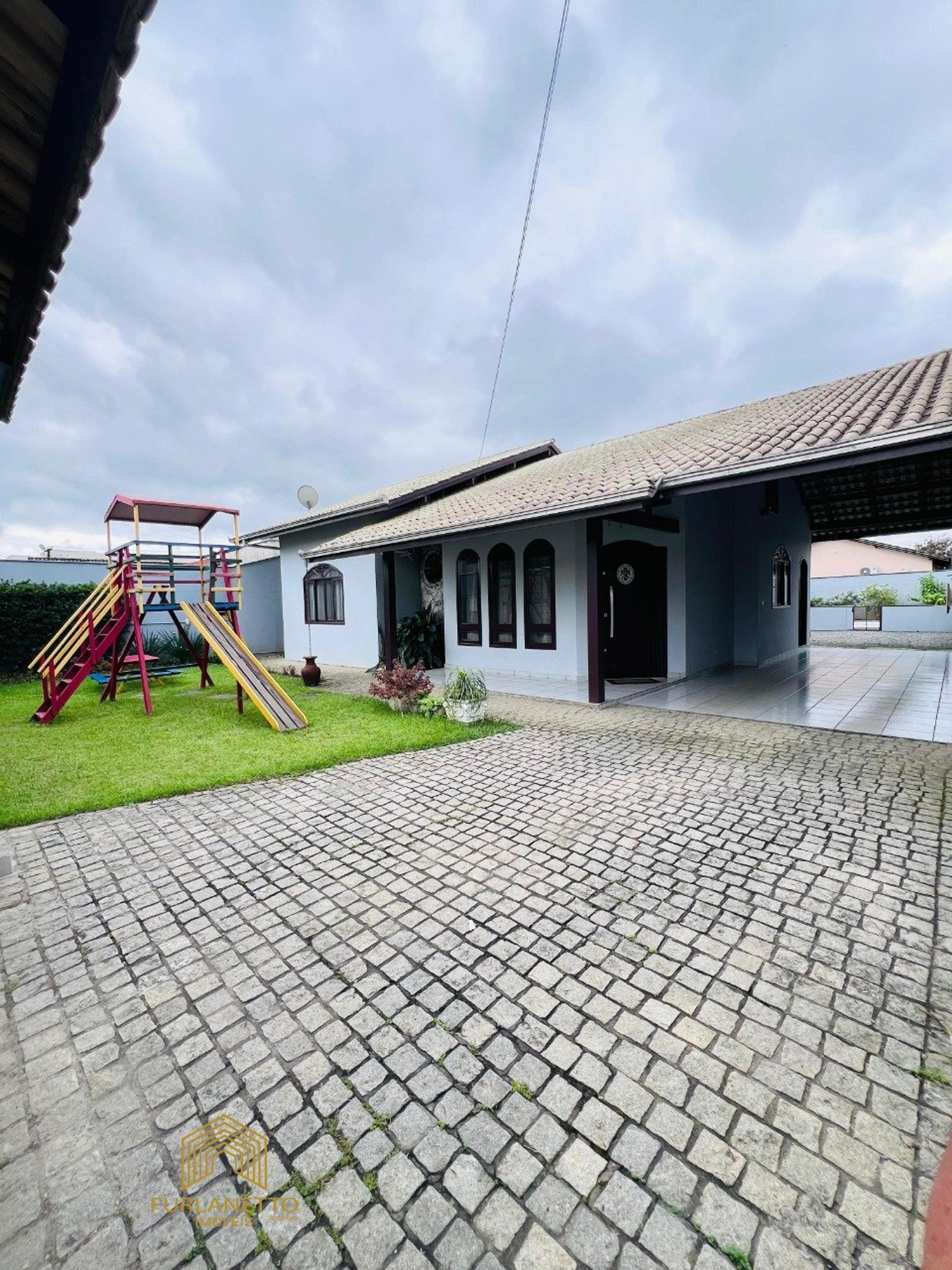 Ampla casa averbada com piscina no bairro Fátima