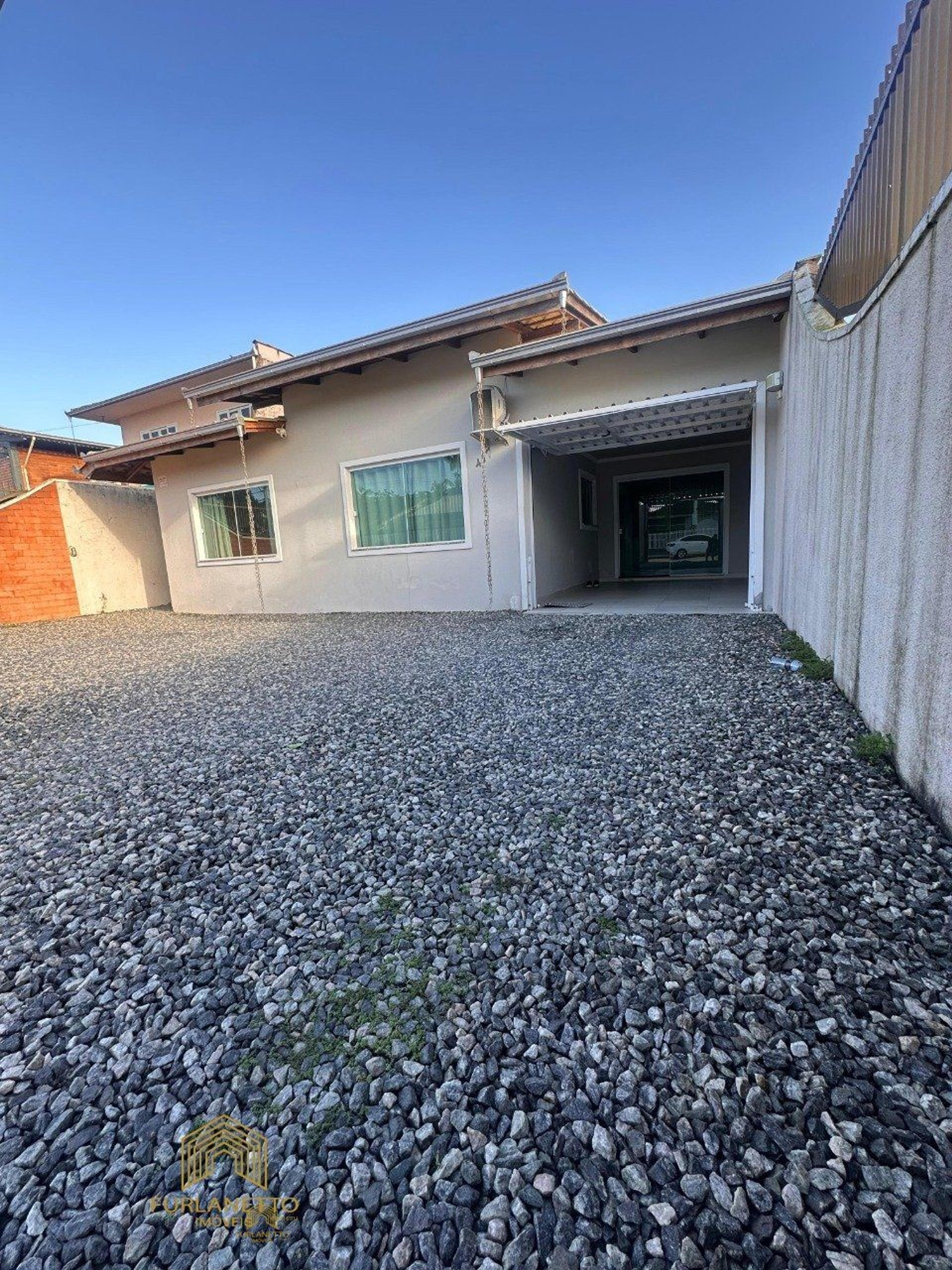 Linda Residência no bairro Iririú