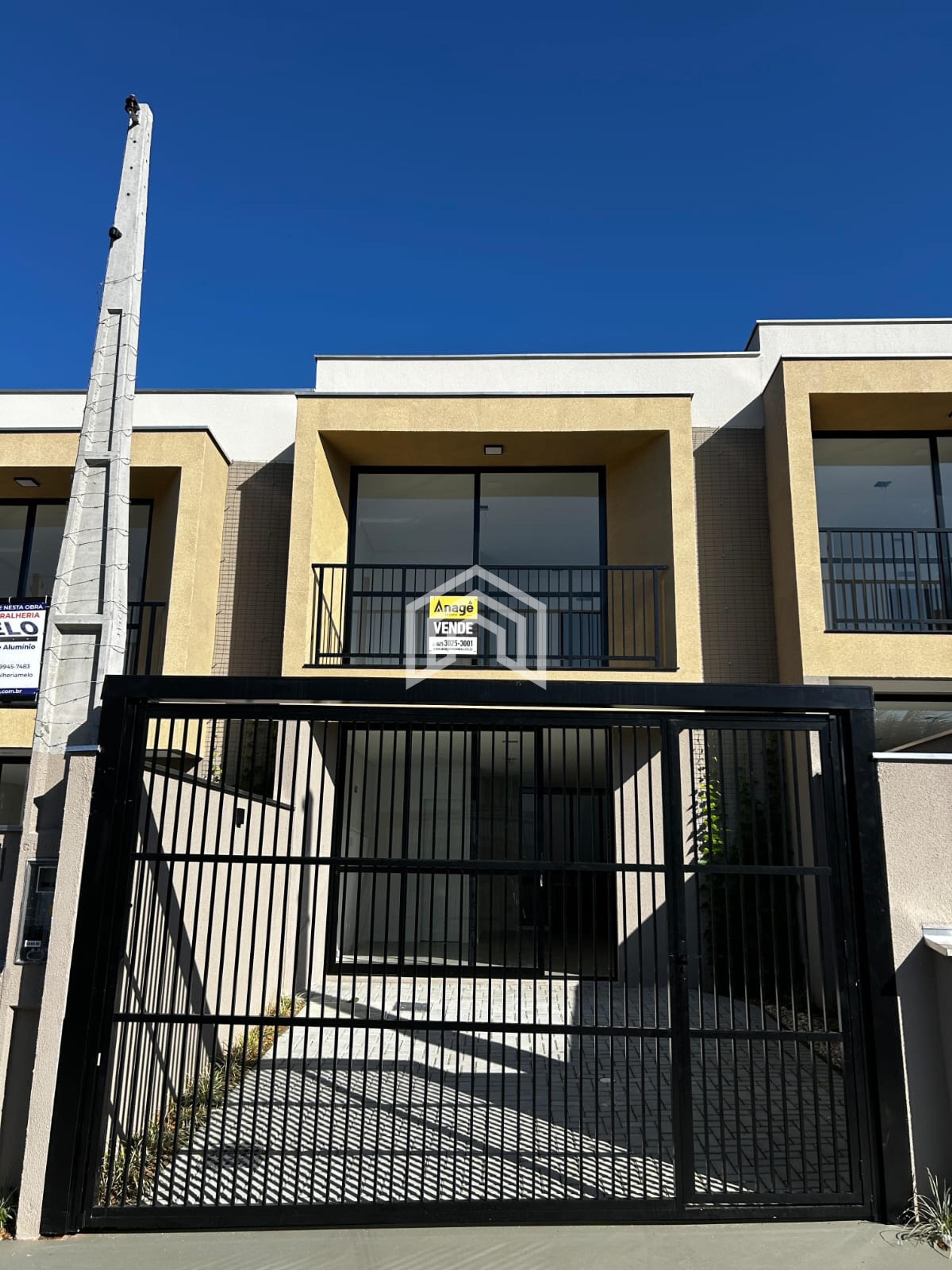 Casa geminado a venda no bairro Iririu com 2 suites 2 vagas de garagem e um amplo espaço nos fundos